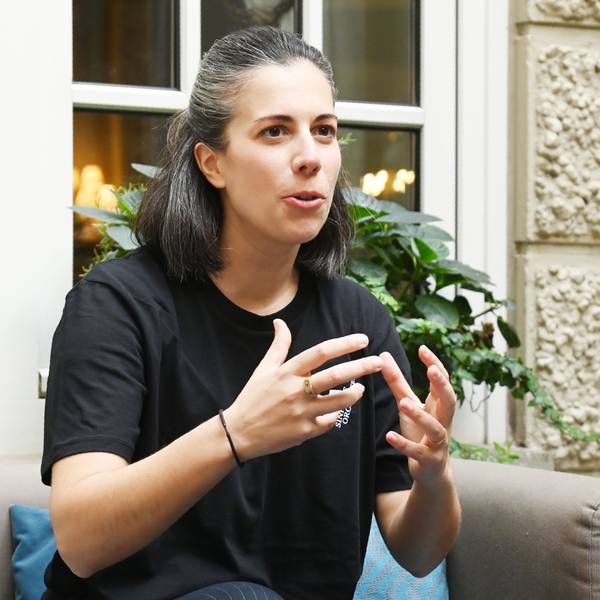 Marie Jacquot spricht und gestikuliert dabei.