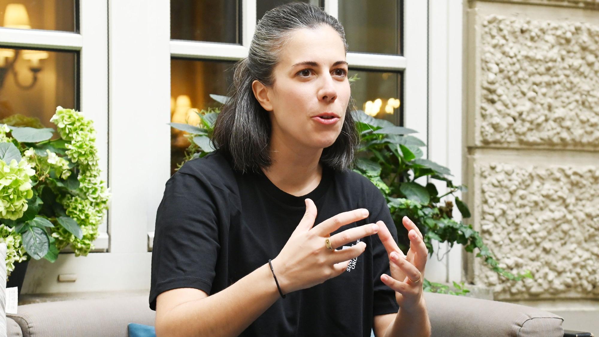 Marie Jacquot spricht und gestikuliert dabei.