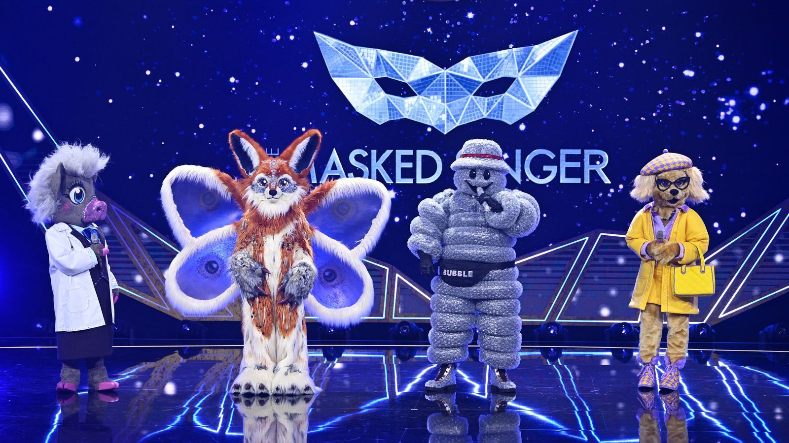 Kurzes Vergnügen: Bubble und Emily Wau (rechts) mussten „The Masked Singer“ gleich in der ersten Show verlassen - und sorgten bei der Demaskierung für erstaunte Gesichter. (Bild: Joyn/Willi Weber)