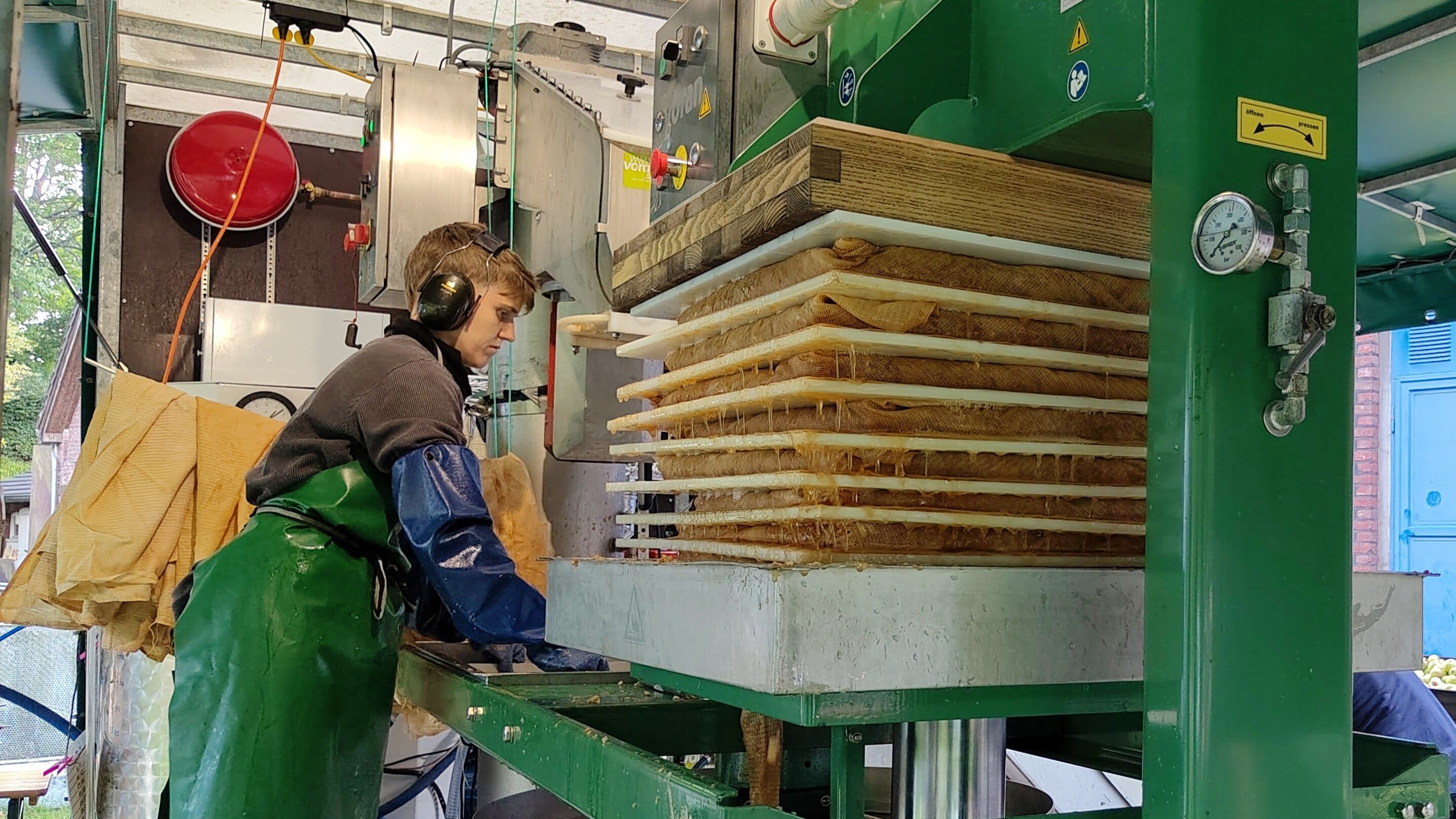 Der Apfelsaft wird hydraulisch gepresst.