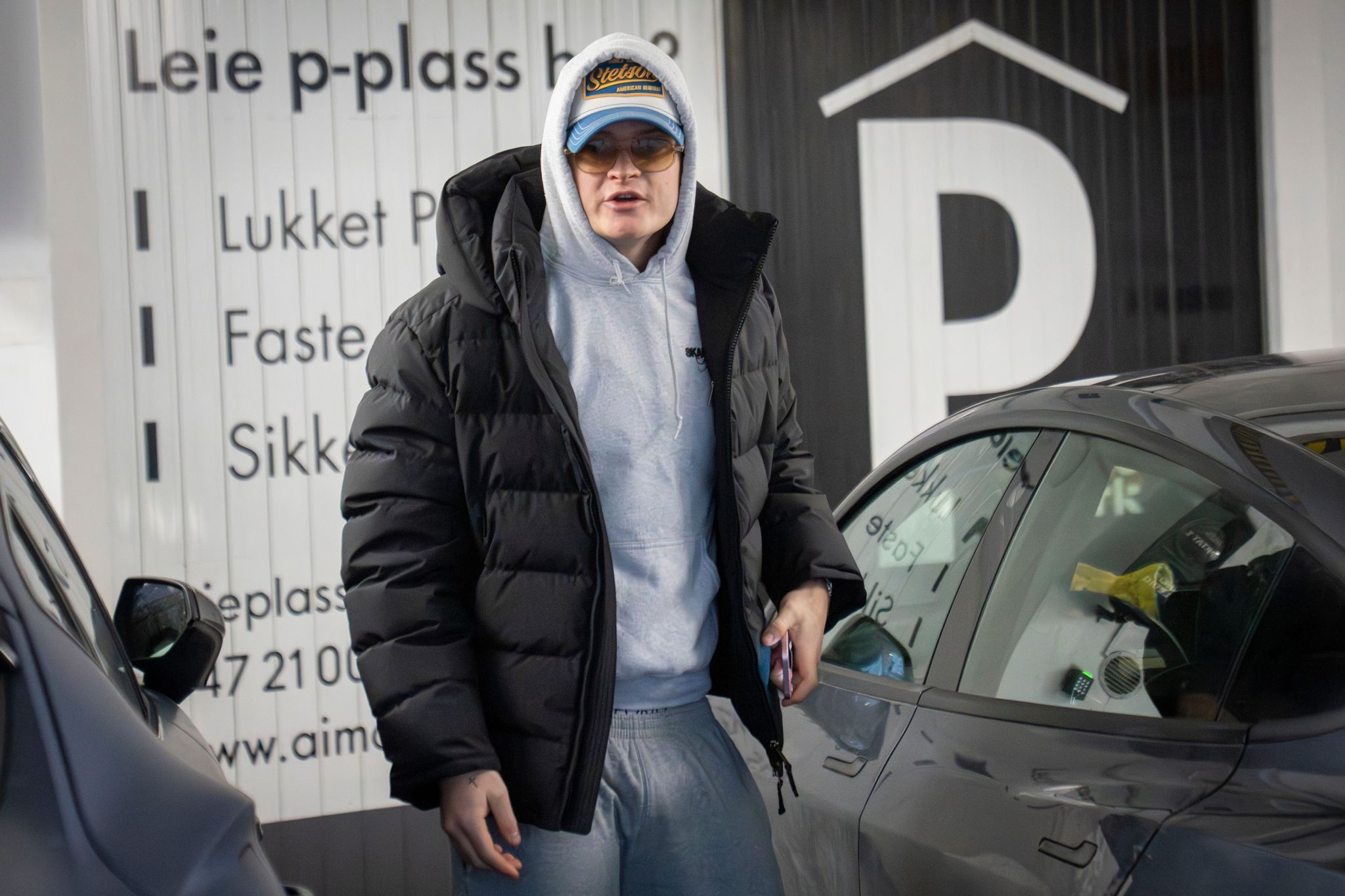 Marius Borg Høiby auf einem Parkplatz.
