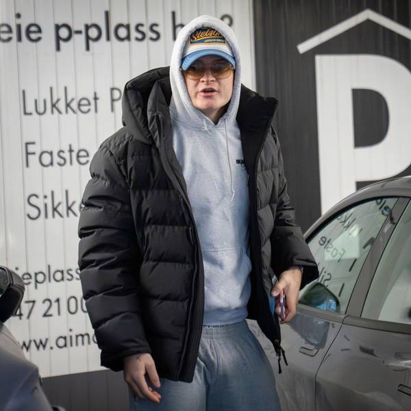 Marius Borg Høiby auf einem Parkplatz.