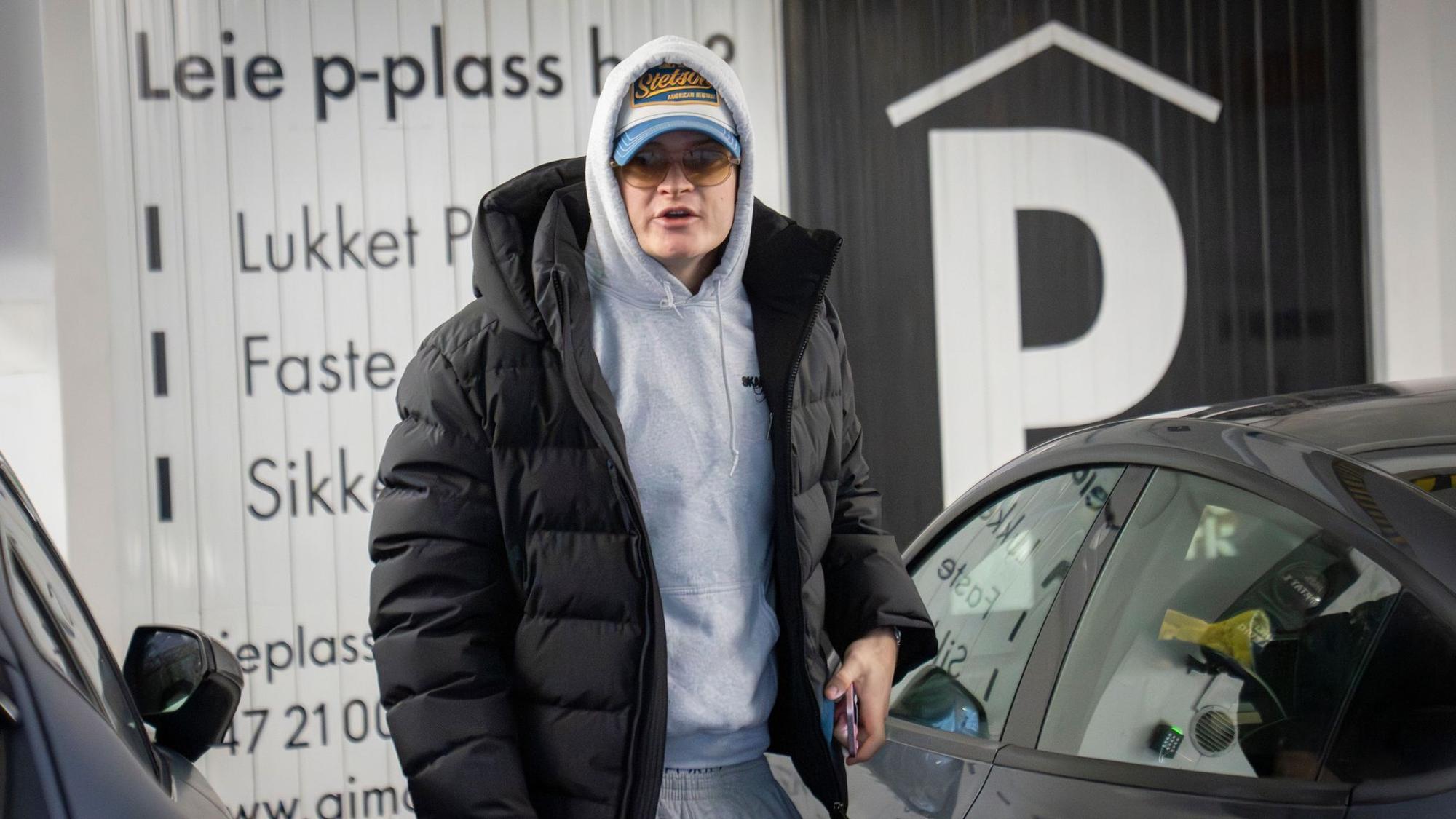 Marius Borg Høiby auf einem Parkplatz.