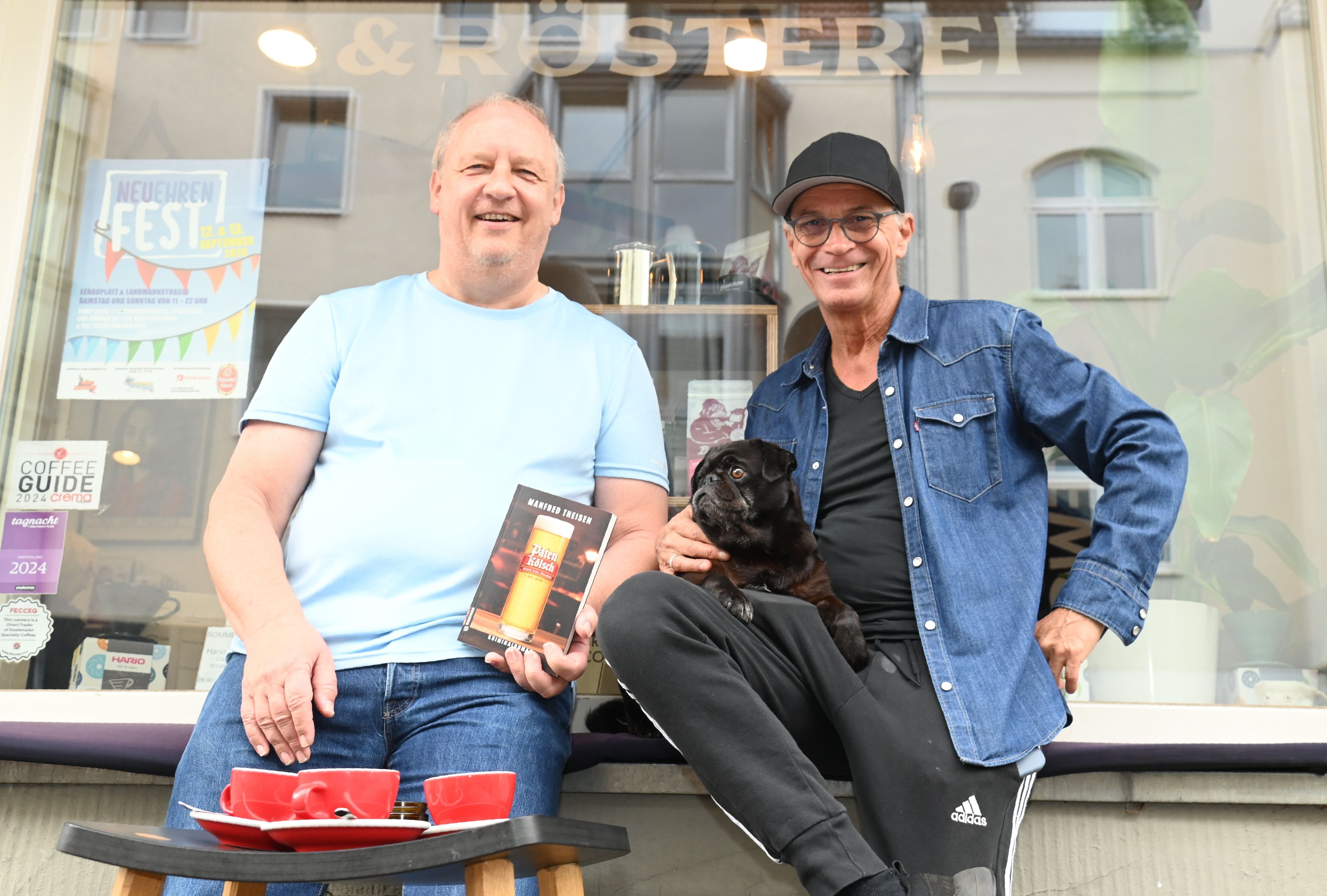 16.09.2026 Köln. Manfred Theisen (helles T-Shirt) hat einen Ehrenfeld-Krimi geschrieben, Peter Brings ist ein Protagonist des Buches. Foto: Aexander Schwaiger