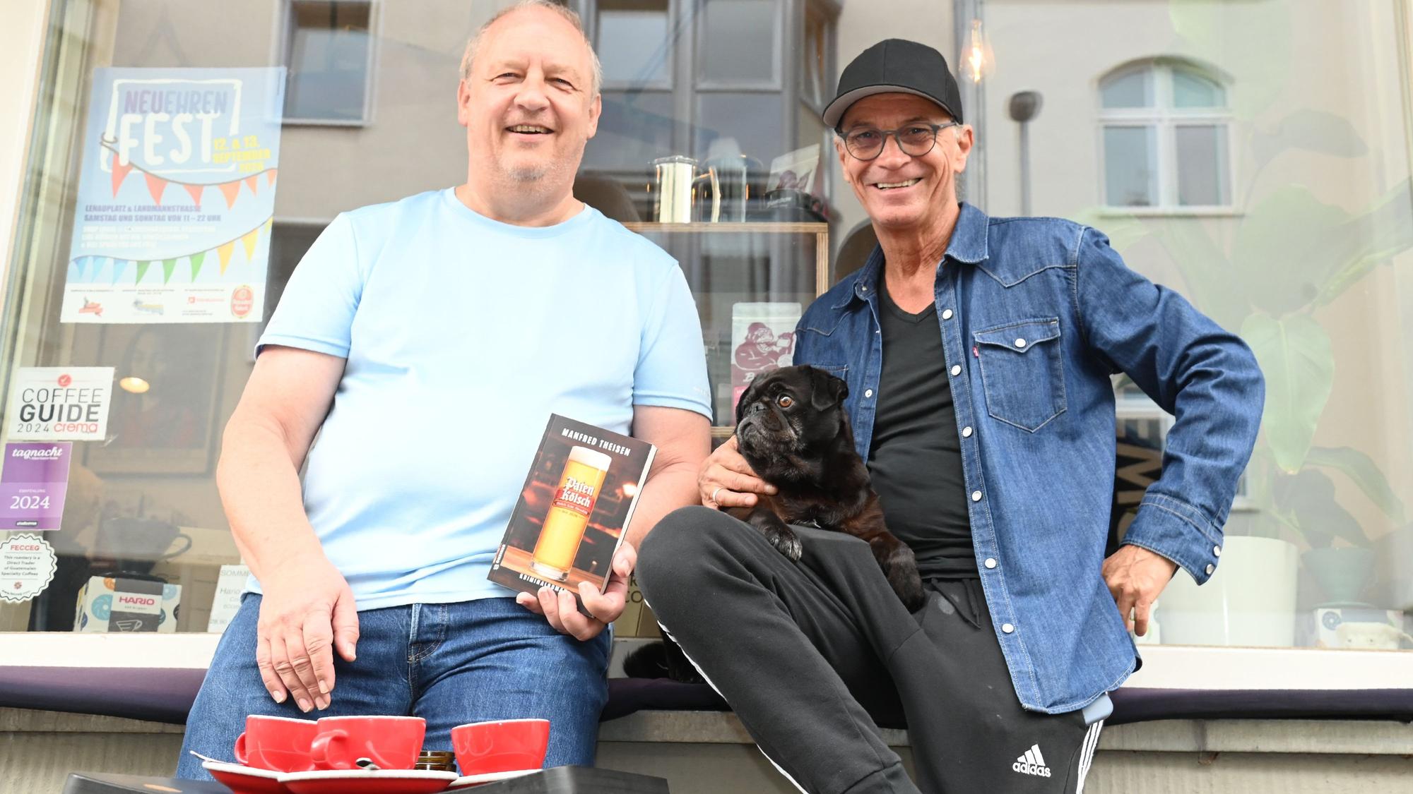 16.09.2026 Köln. Manfred Theisen (helles T-Shirt) hat einen Ehrenfeld-Krimi geschrieben, Peter Brings ist ein Protagonist des Buches. Foto: Aexander Schwaiger