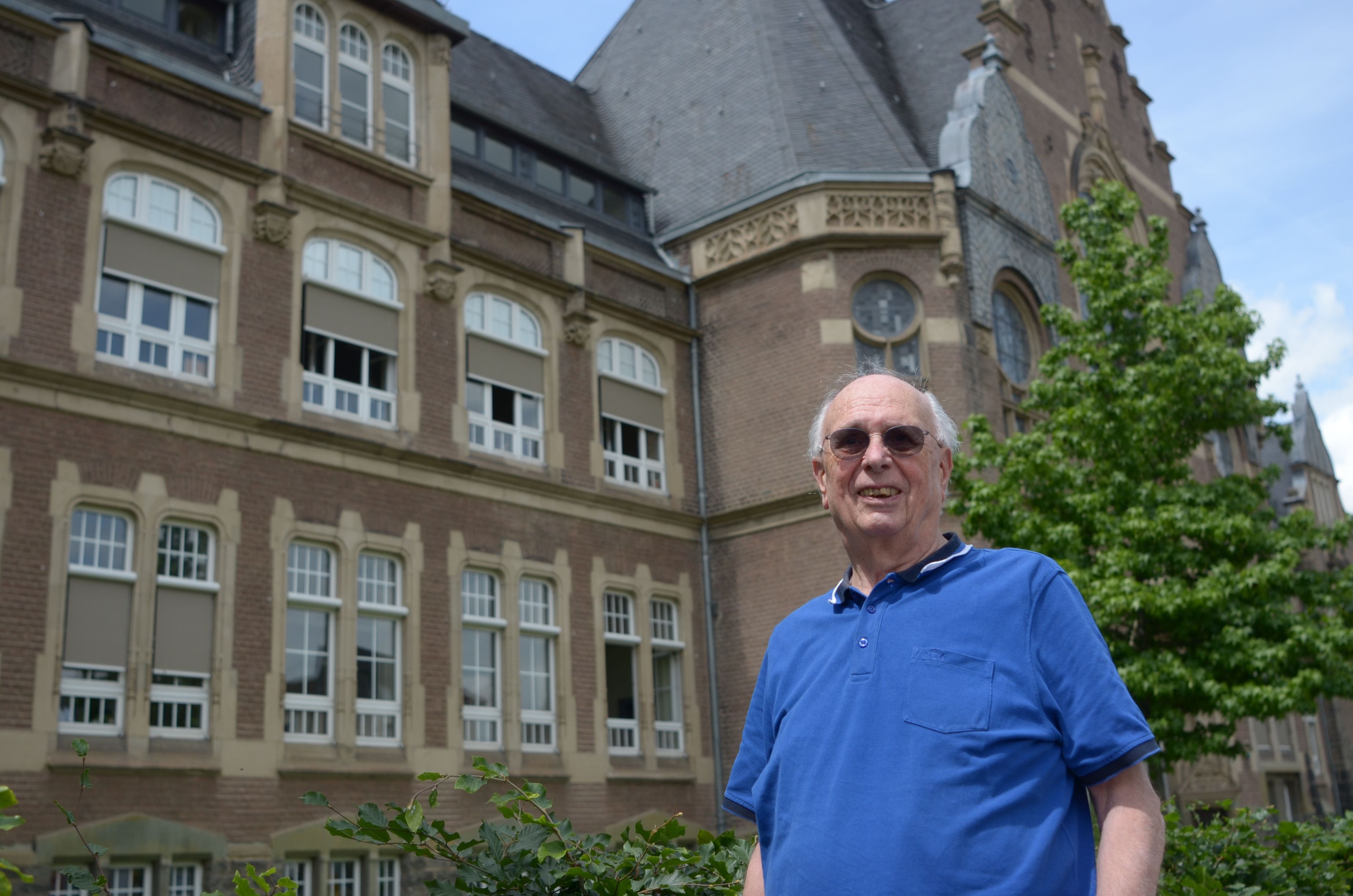 Das Bild zeigt Wiskirchen vor dem alten Schulgebäude.