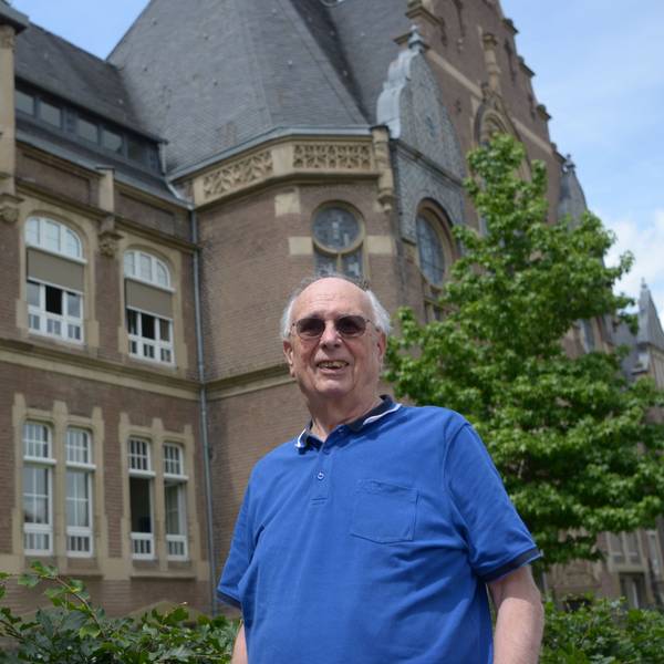Das Bild zeigt Wiskirchen vor dem alten Schulgebäude.