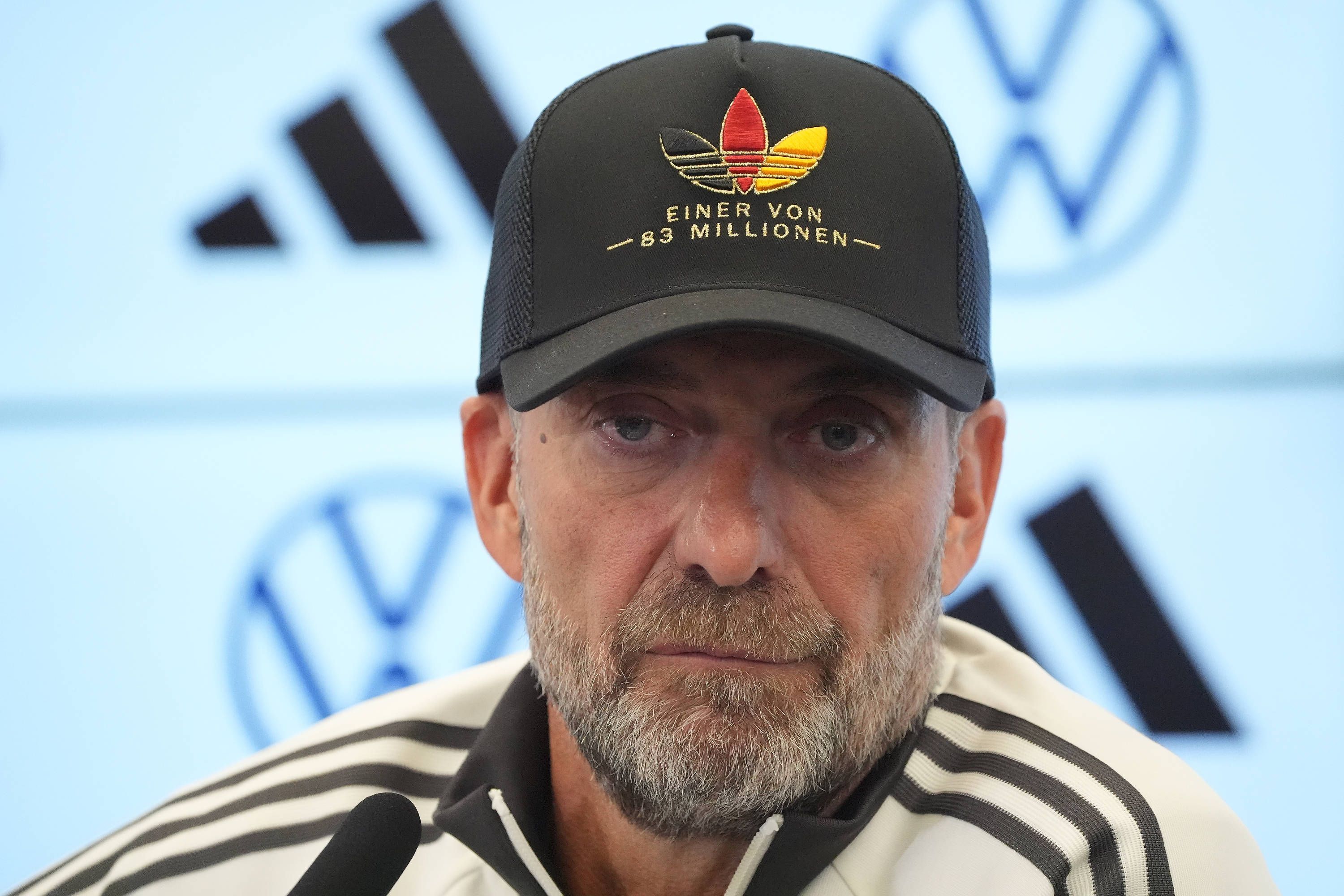 Bundestrainer Jürgen Klopp kommt zur Pressekonferenz zur ersten Kadernominierung der Nationalmannschaft mit einer Adidas Kappe