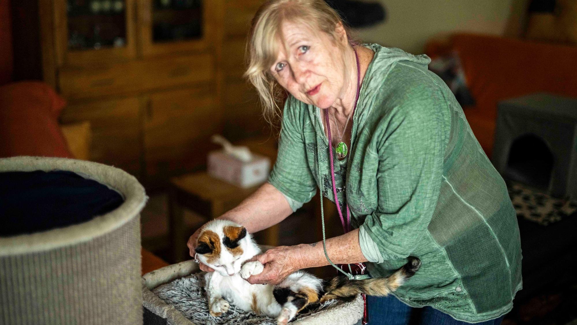 Das Bild zeigt die Obengenannte, die gerade eine Katze streichelt.