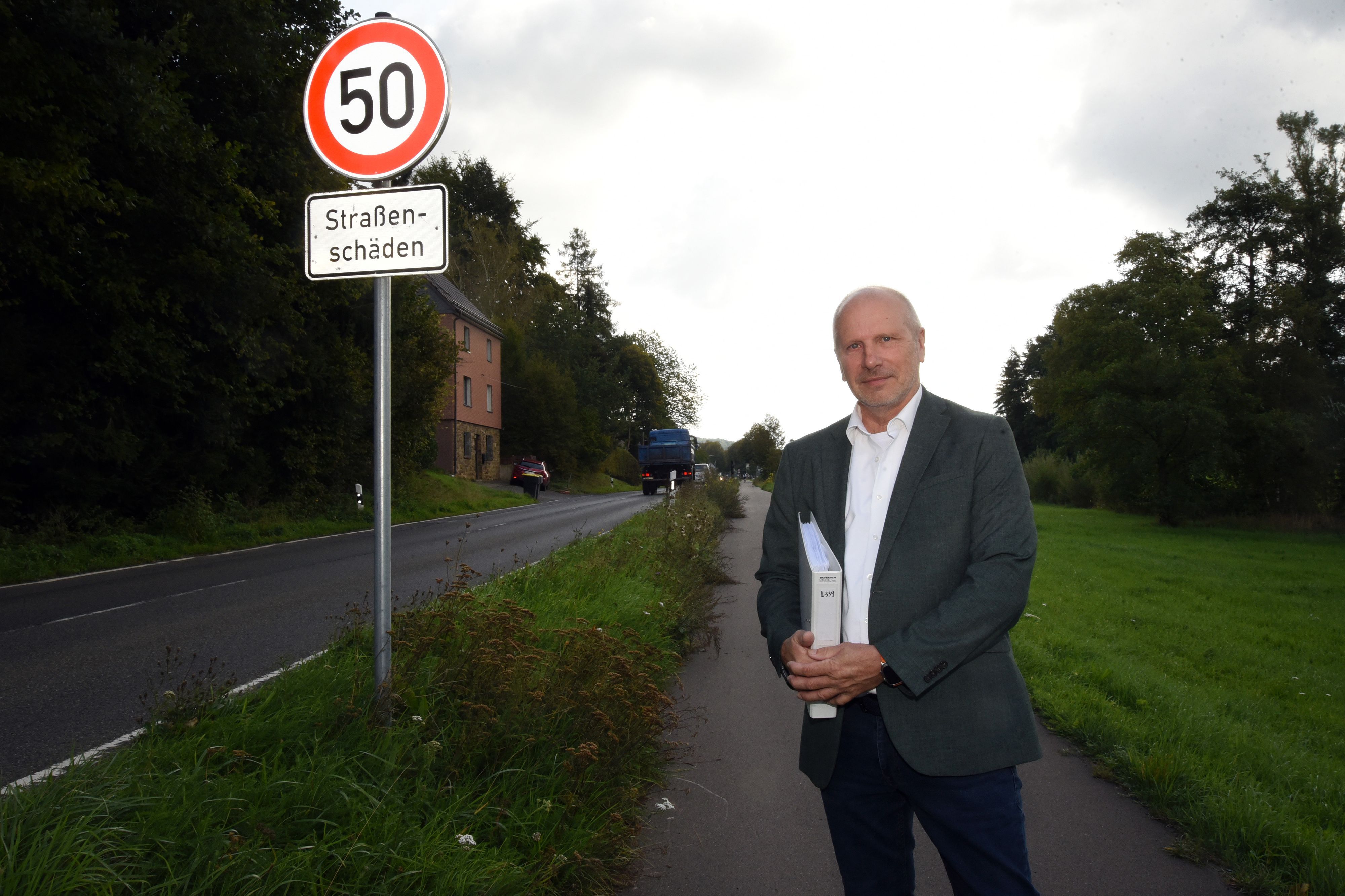 Unser Foto zeigt den Niederbröler Anwalt Volker Steffen an einem der neuen,  innerhalb geschlossener Ortschaft aufgestellten Tempo-50-Schilder.