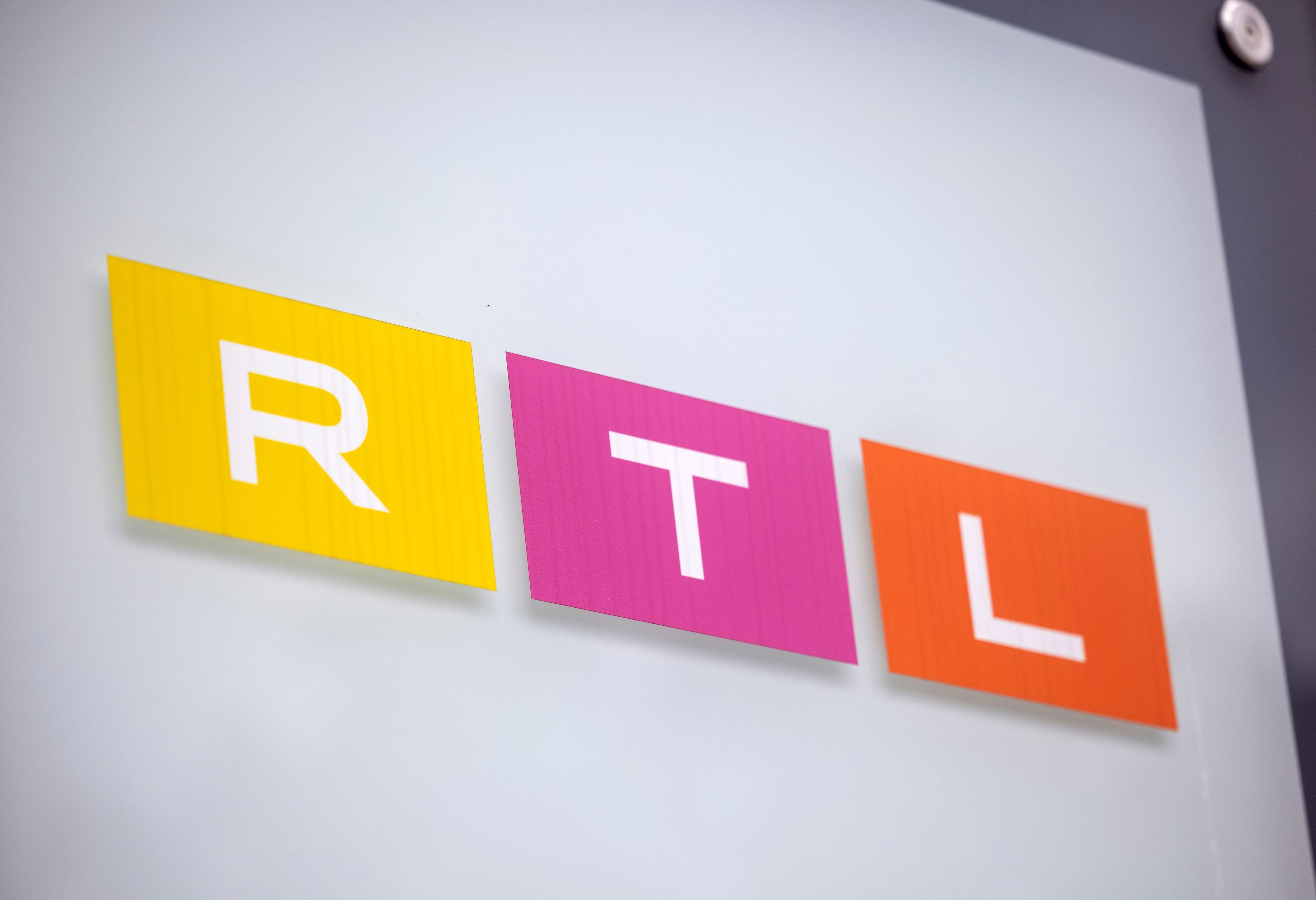 Das Logo des Fernsehsenders RTL ist auf einem Hinweisschild vor dem Gebäude des Sendezentrums in Köln zu sehen. (Archivbild)