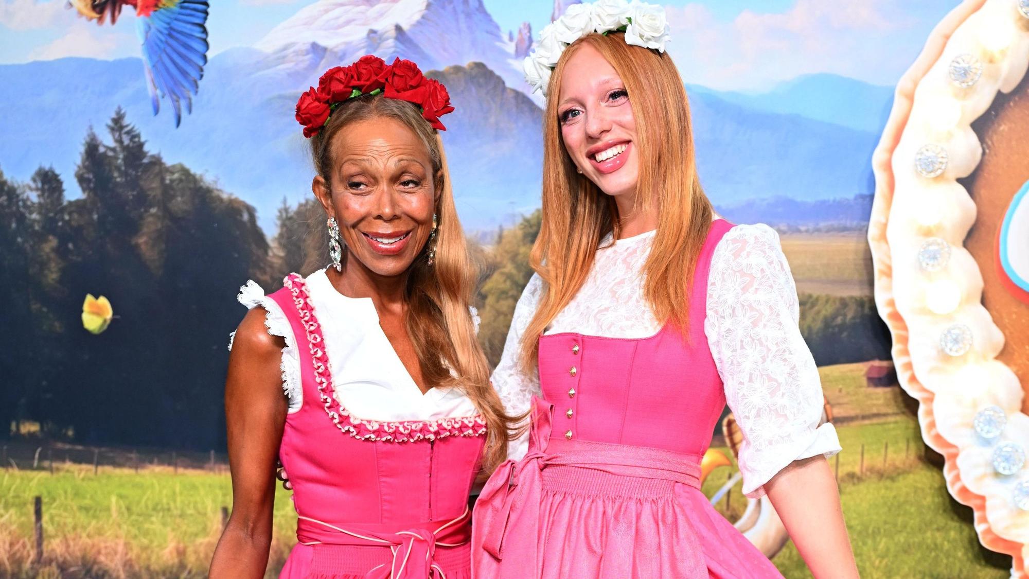 Angela Ermakova (l) und Anna Ermakova im Dirndl.
