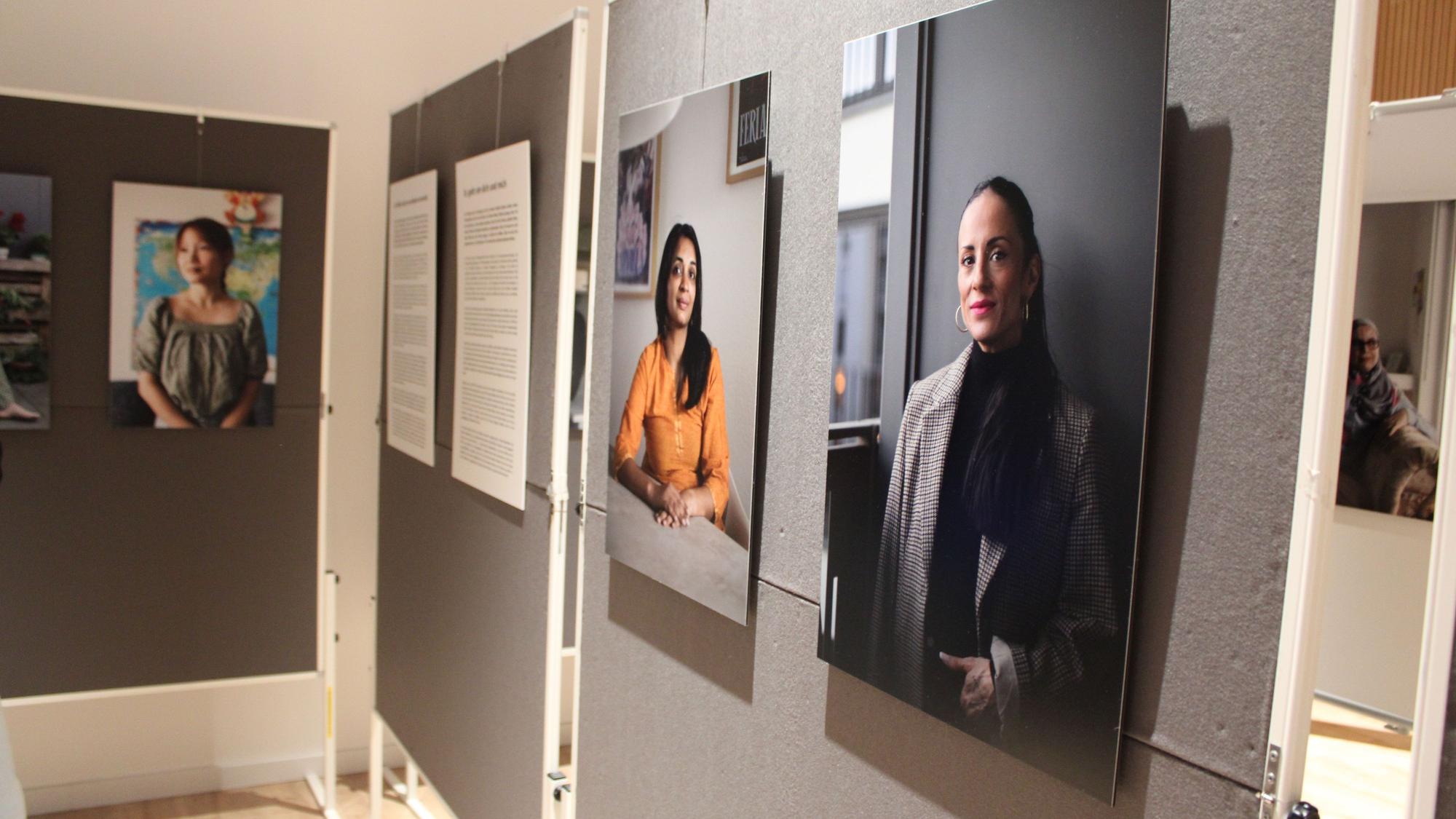 Die Künstlerin Dolors Planiol (Ausstellung „On Motherhood“) und Ruth Kippelt, Leiterin der Diakonie an Rhein und Sieg.