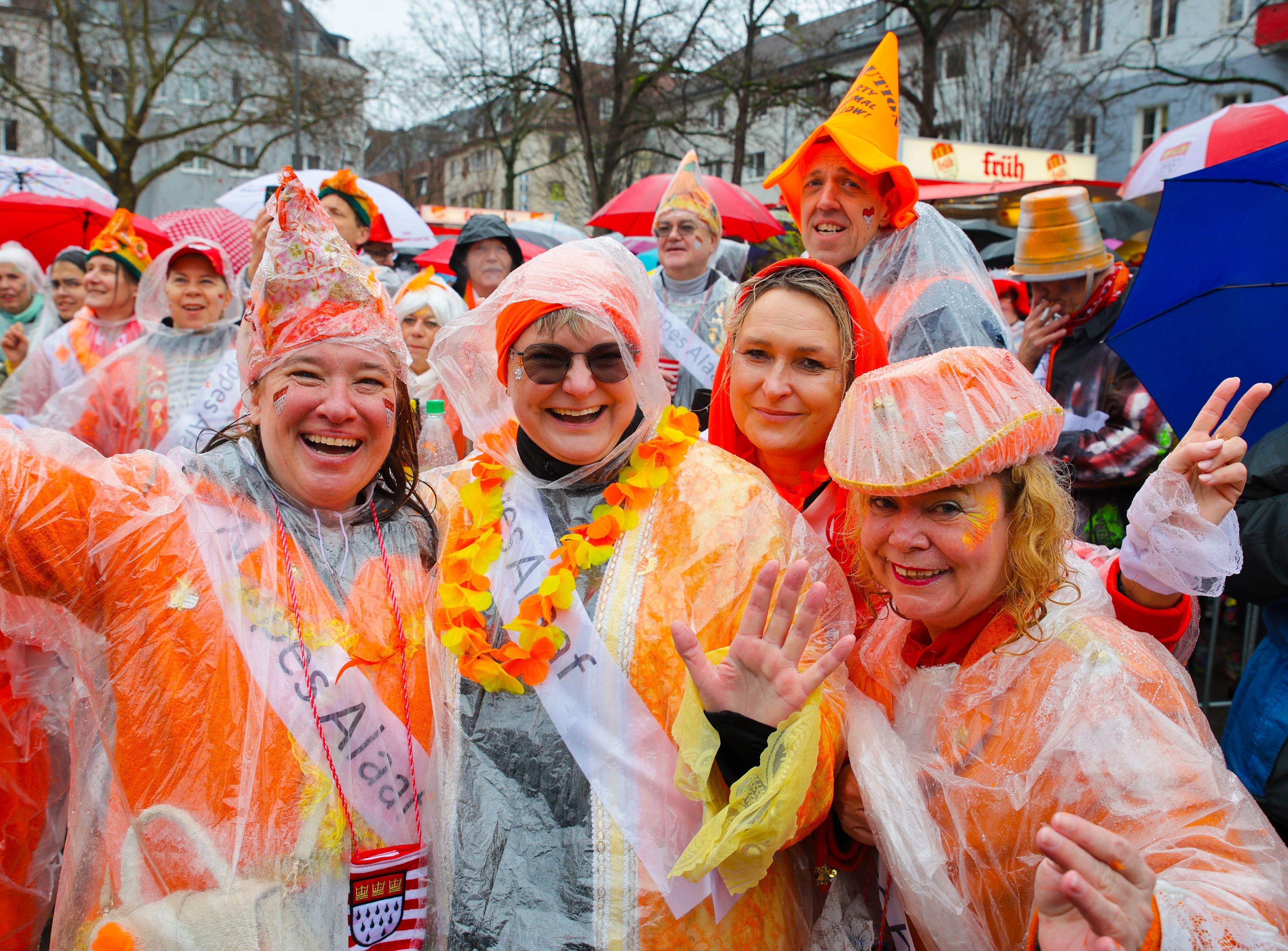 Jecke feiern Karneval am Wilhelmplatz. (Achivbild Februar 2026)
