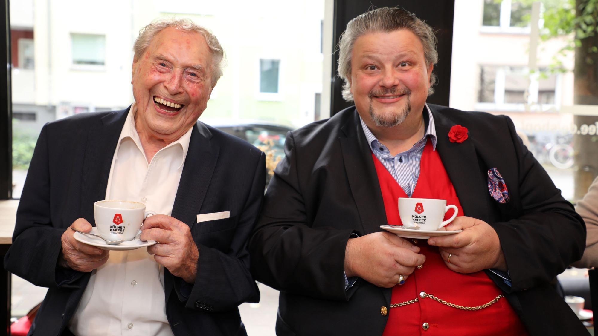 Ludwig Sebus und Thomas Cüpper trinken Kaffee.