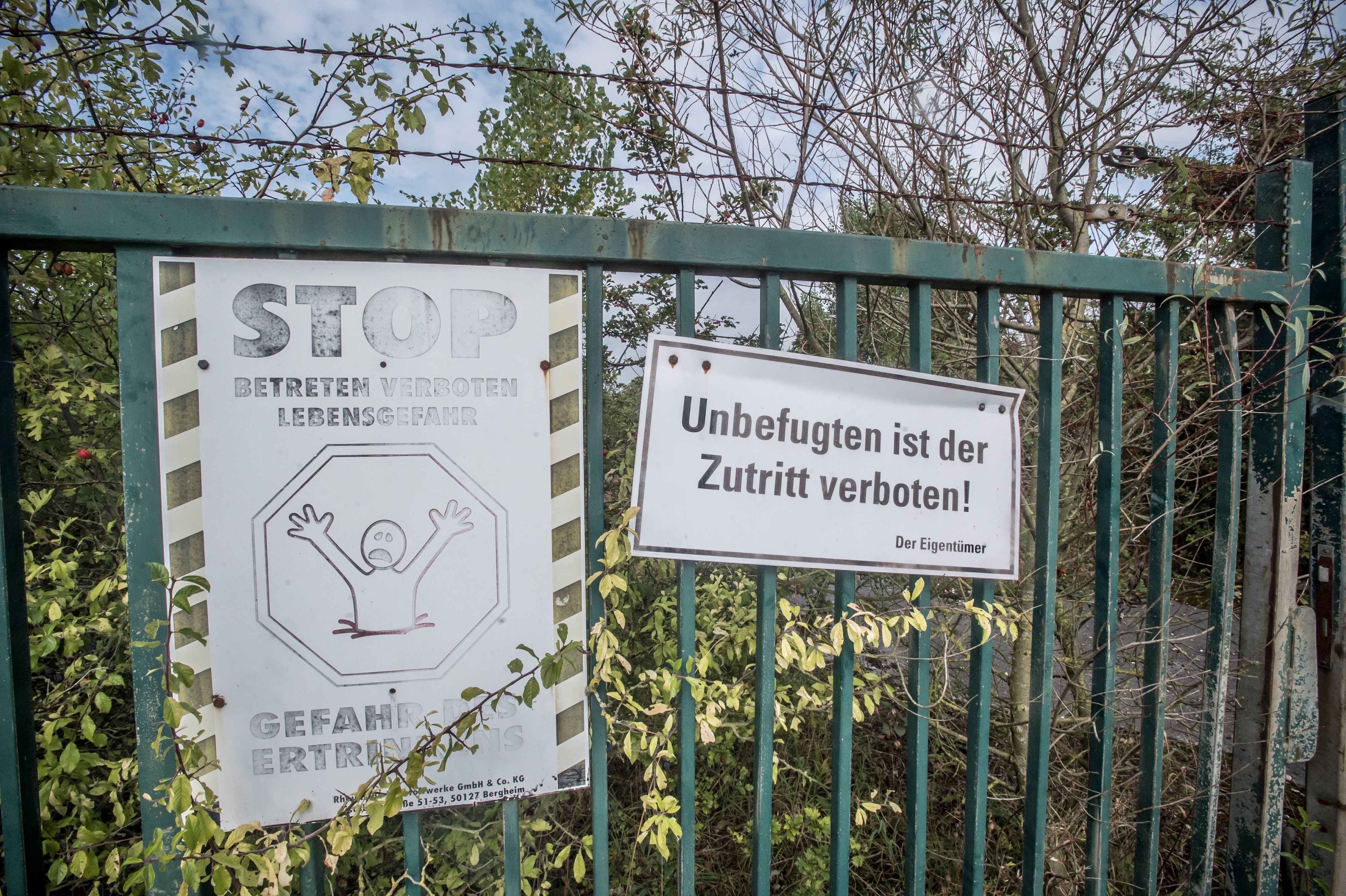 Das Windrad neben dem Buschbergsee soll höher werden, als der Kölner Dom, erklären v.l. Jörg Baade. Hans-Martin Kochanek, Stefanie Bias, Roger Briesewitz und Wolfgang Heep bei einer gemeinsamen Pressekonferenz des Nabu  aus Monheim und Leverkusen.   Foto: Ralf Krieger