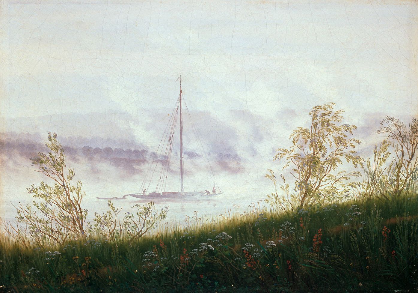 Ein Lastschiff treibt auf der Elbe.