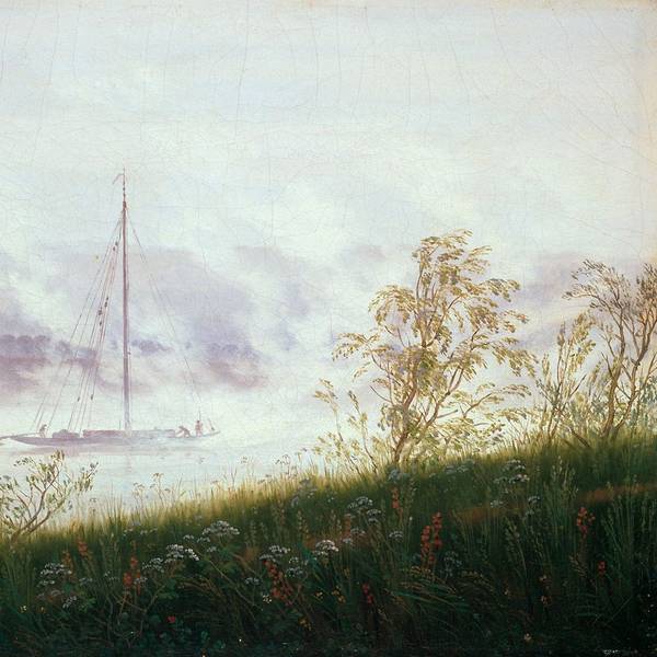 Ein Lastschiff treibt auf der Elbe.