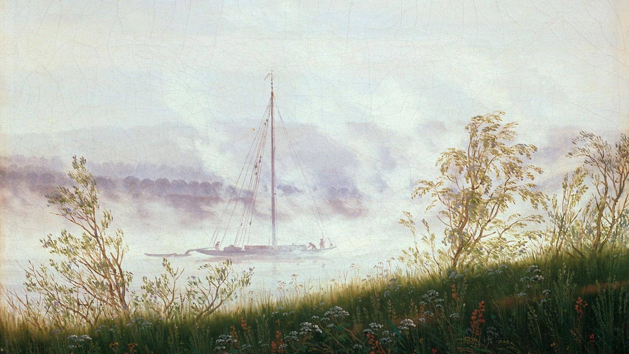 Ein Lastschiff treibt auf der Elbe.
