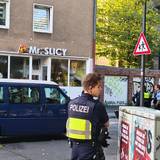 Auf dieses Wohnhaus und die Pizzeria sind am frühen Freitagmorgen Schüsse abgegeben worden.