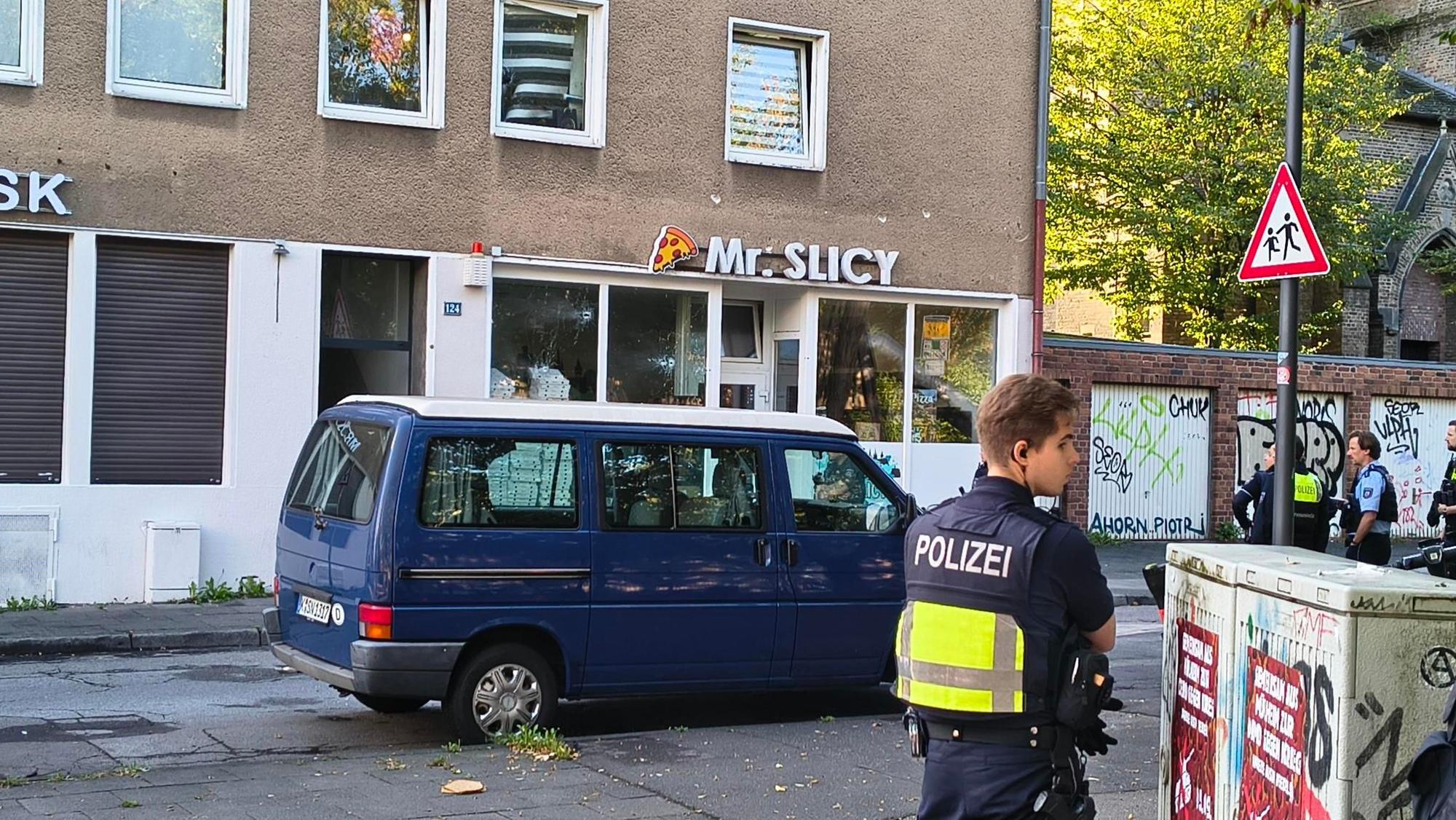 Auf dieses Wohnhaus und die Pizzeria sind am frühen Freitagmorgen Schüsse abgegeben worden.