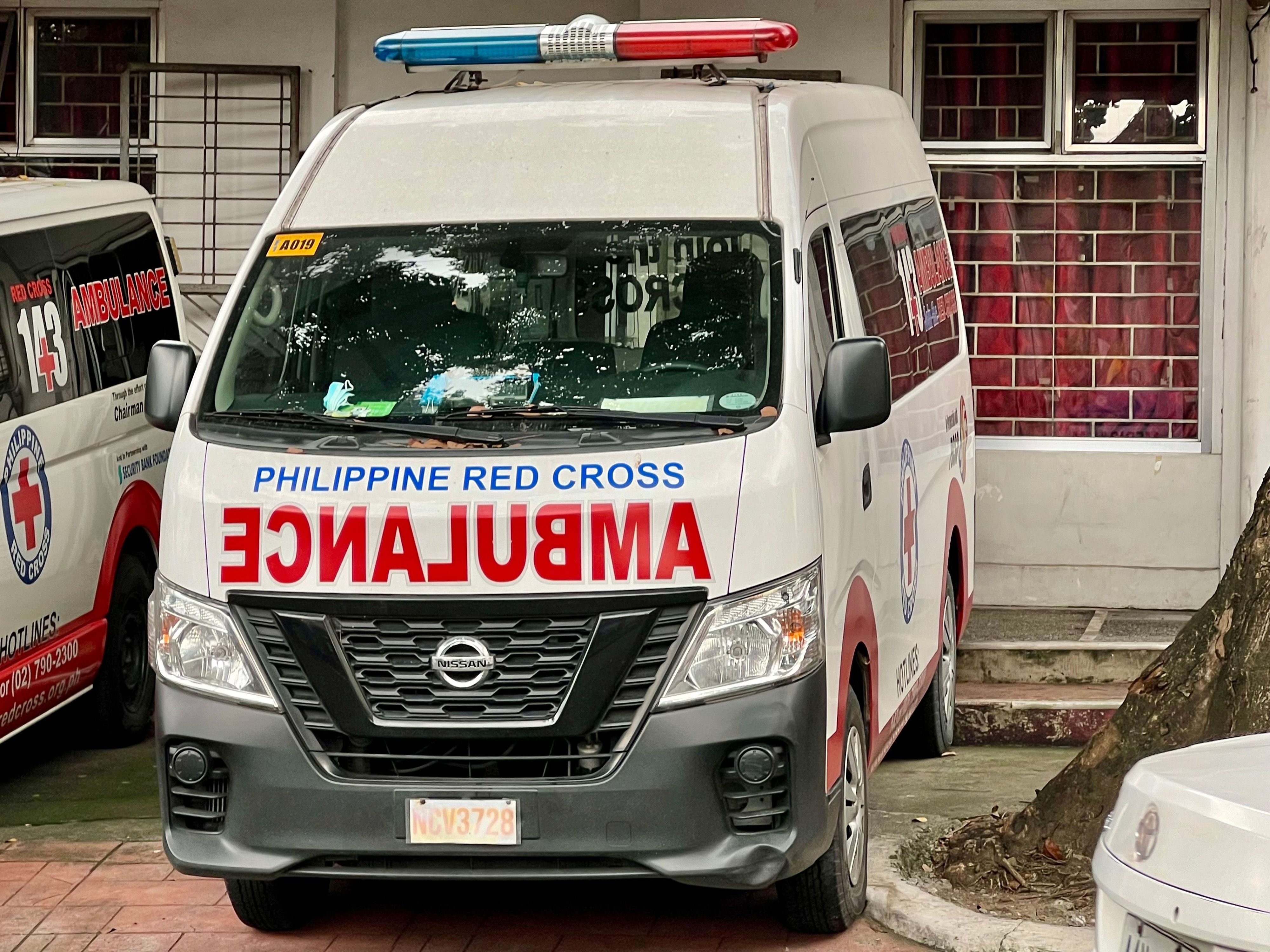 Ein Krankenwagen ist vor einem Hospital in Manila zu sehen. Bei einem Schusswaffenangriff an einer Schule auf den Philippinen sind mindestens sechs Schüler getötet worden. (Archivbild)