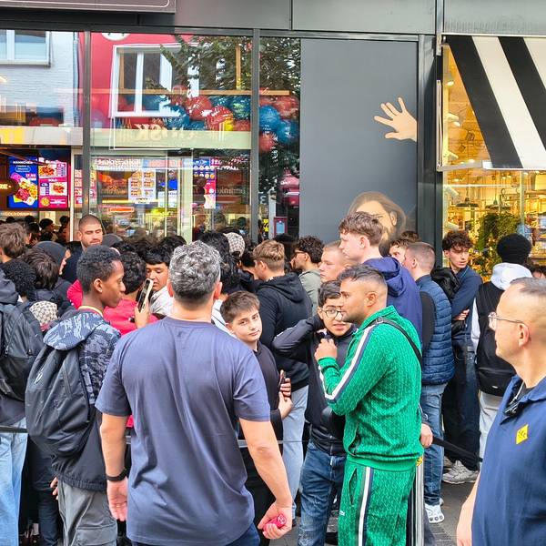 Hunderte Menschen kamen zur Neueröffnung von Nhas City Chicken in die Kölner Innenstadt.
