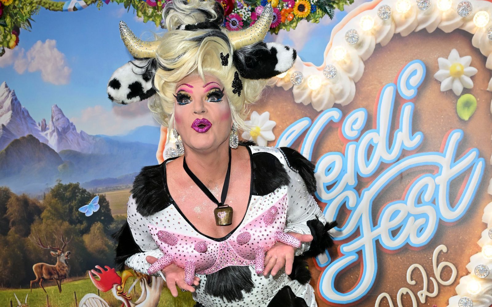 Tierisch: Olivia Jones kam als Kuh. Gemeinsam mit ihren Dragqueen-Freundinnen unterstützte sie Heidi bei der Moderation. (Bild: 2026 Getty Images/Hannes Magerstaedt)
