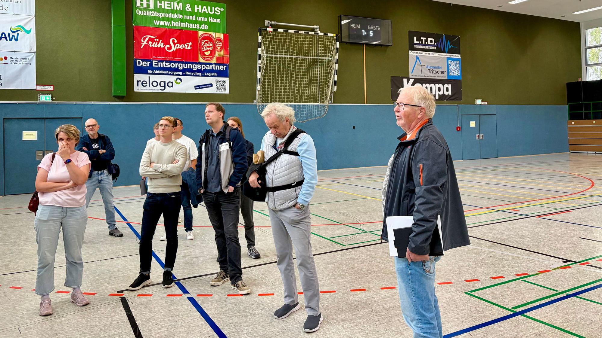 Mitglieder des Sportausschusses in der Max-Siebold-Halle in Hilgen