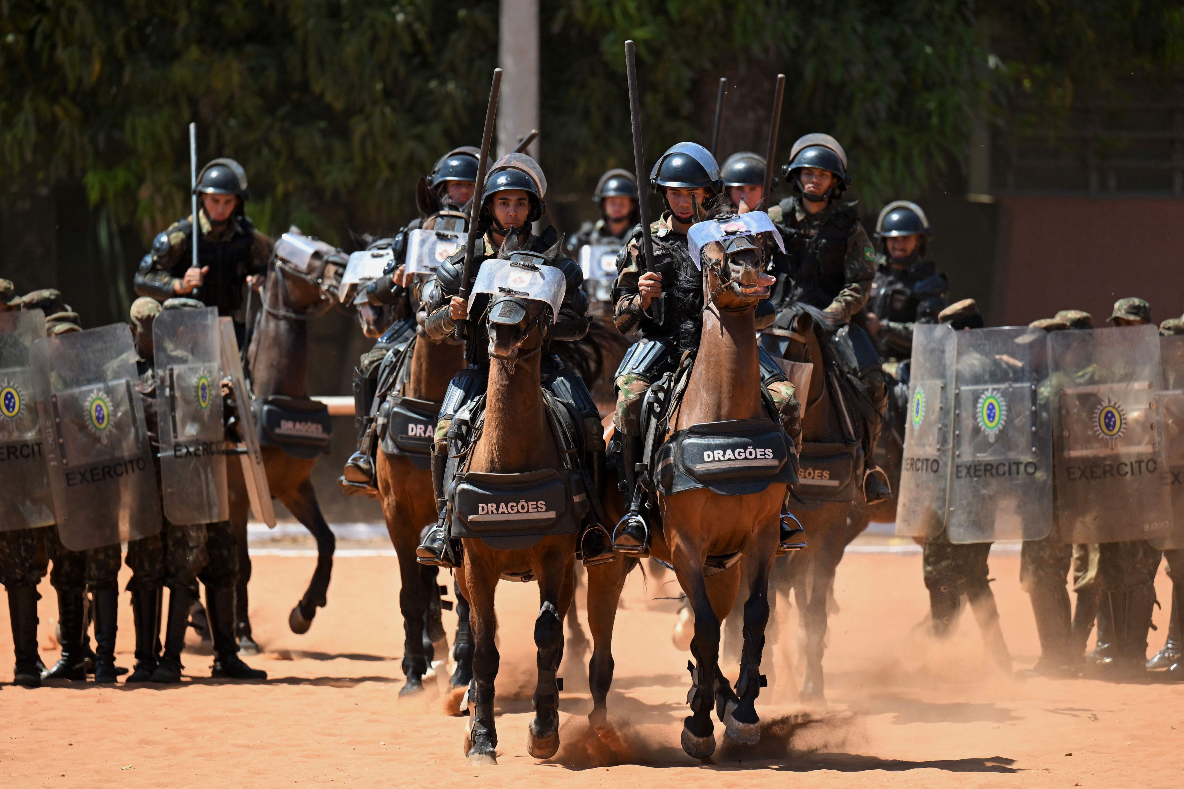 Brasilianische Polizeibeamte auf Pferden im Einsatz.