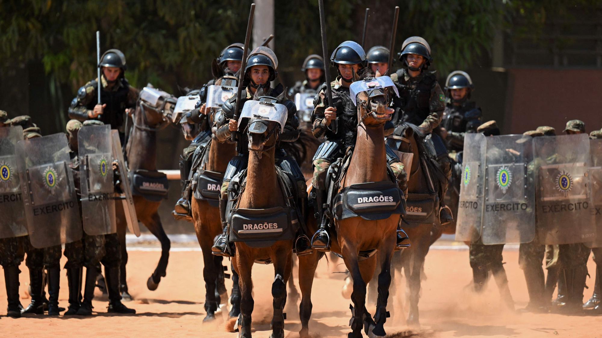 Brasilianische Polizeibeamte auf Pferden im Einsatz.