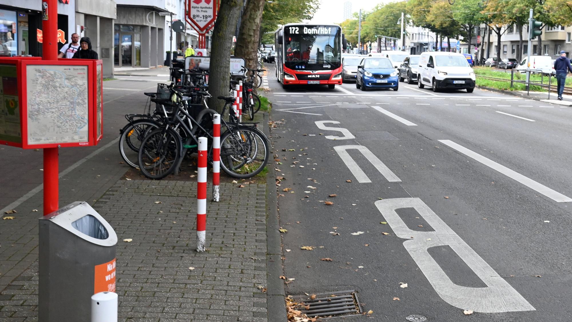 Die Spur für die Expressbusse auf der Aachener Straße