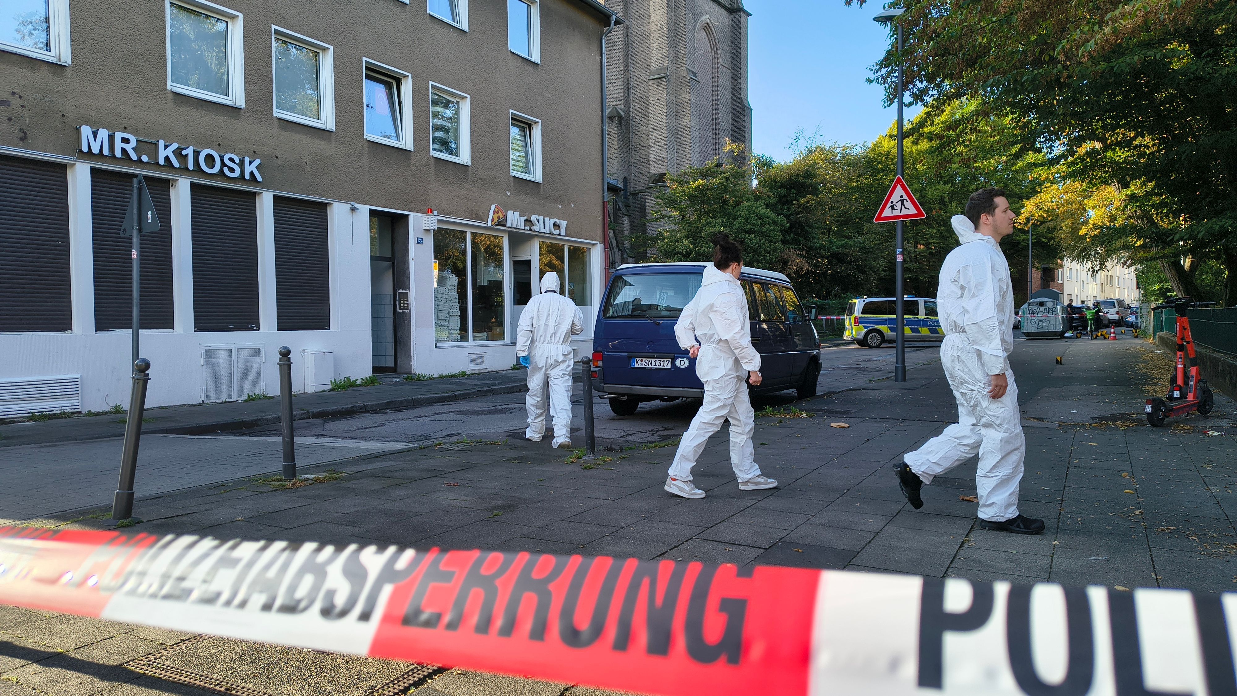 Die Polizei sichert Spuren am Tatort in Köln-Mülheim.