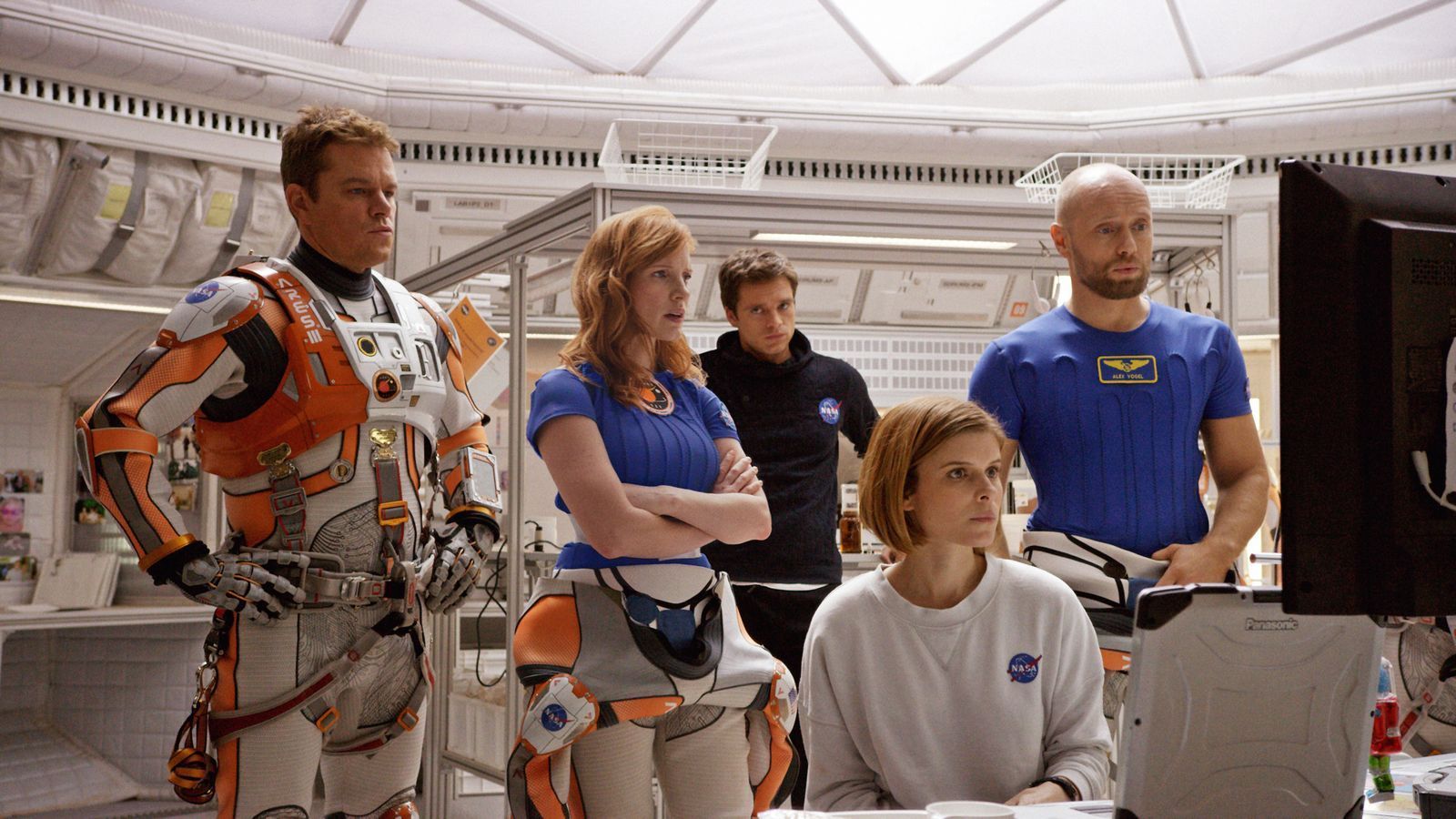 Neben Matt Damon (links) versammelt Regisseur eine Star-Riege: Unter anderem sind Jessica Chastain (zweite von links), Sebastian Stan (Mitte), Kate Mara (zweite von rechts), Aksel Hennie (rechts), Jeff Daniels, Kristen Wiig und Chiwetel Ejiofor zu sehen. (Bild: 2015 Twentieth Century Fox Film Corporation. All Rights Reserved.)