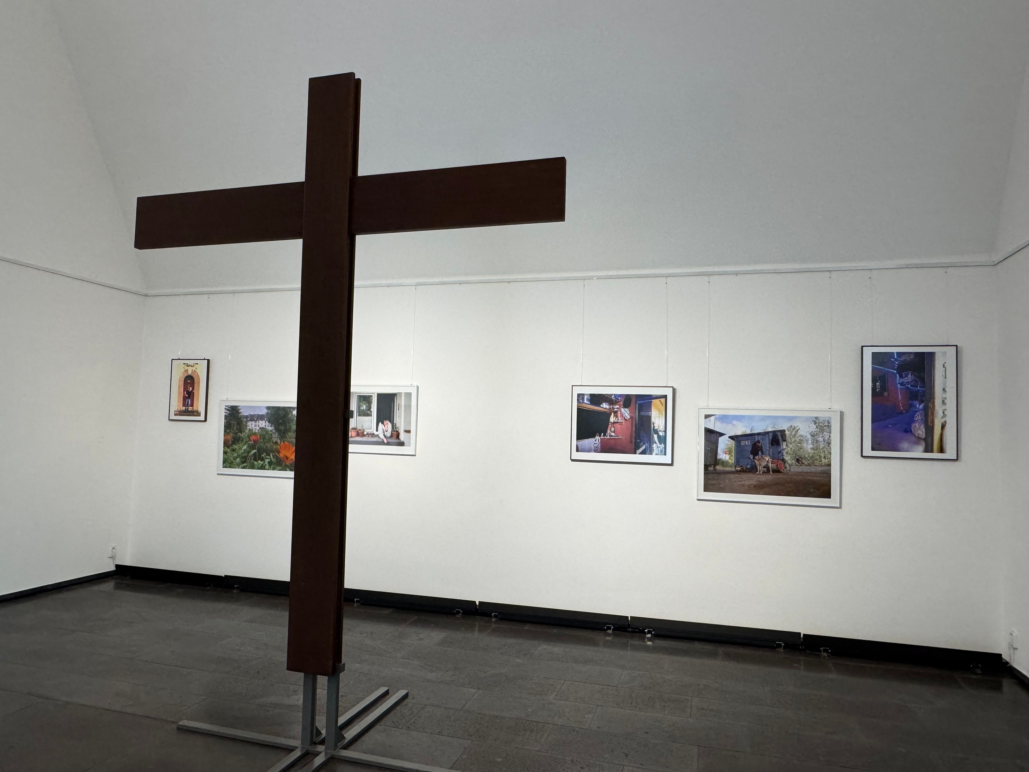 Die Christuskirche bietet viel Platz und eine gute Beleuchtung für die Fotoausstellung.