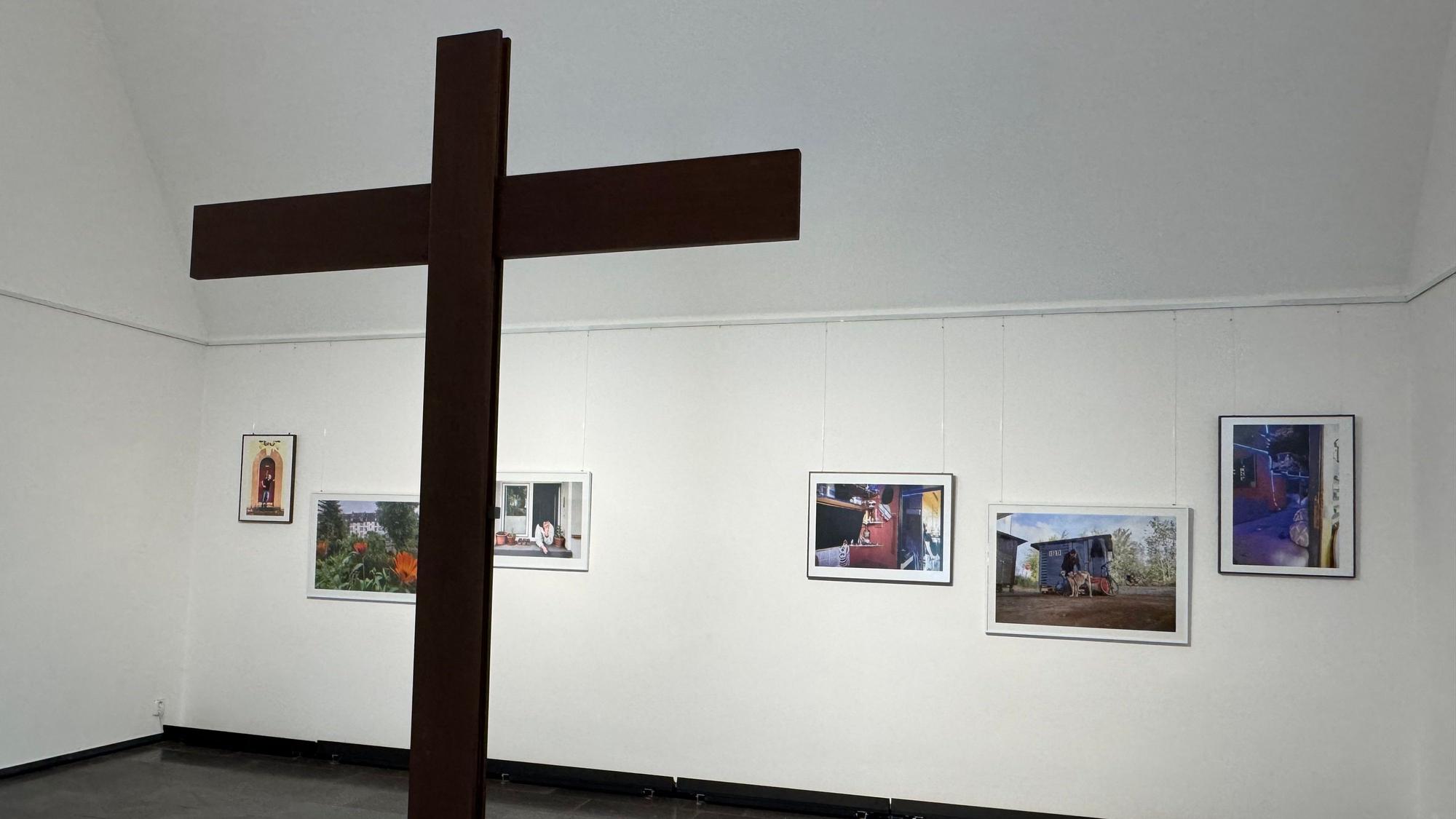 Die Christuskirche bietet viel Platz und eine gute Beleuchtung für die Fotoausstellung.