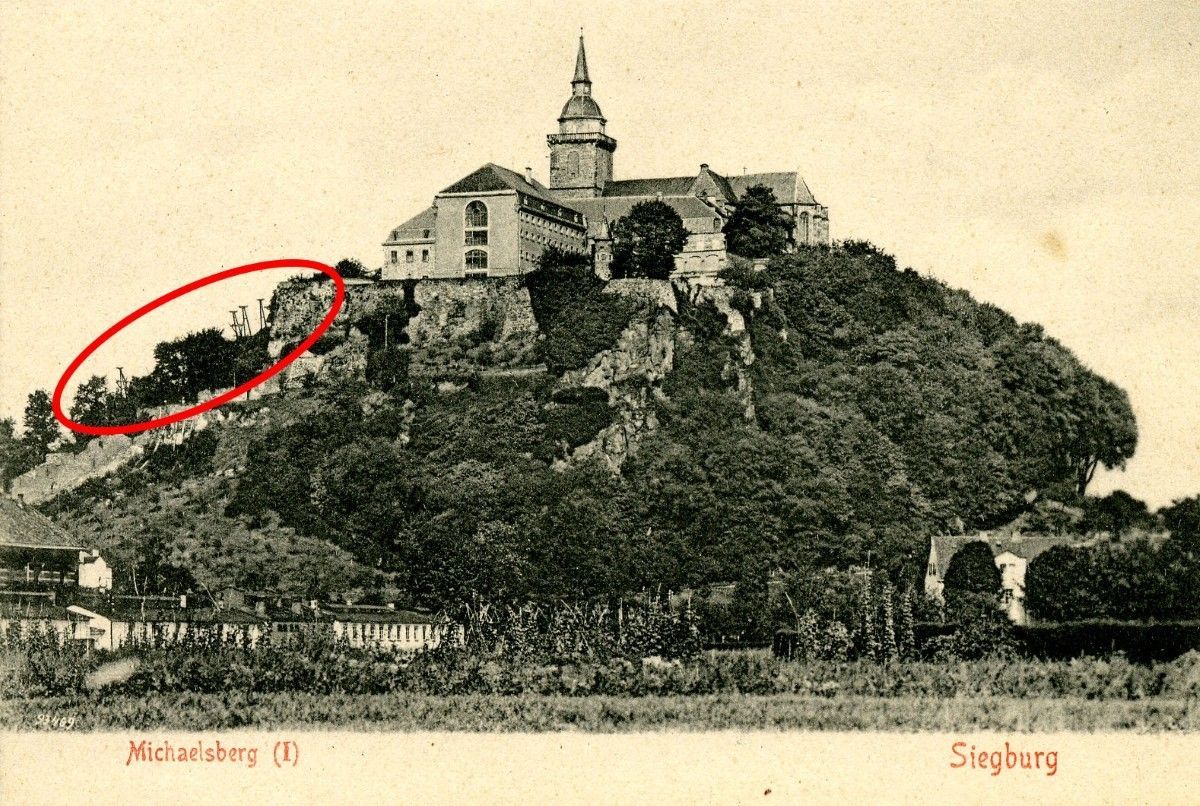 Alte Postkarte mit Motiv des Michaelsbergs, wo die alte seilbahn sichtbar ist.