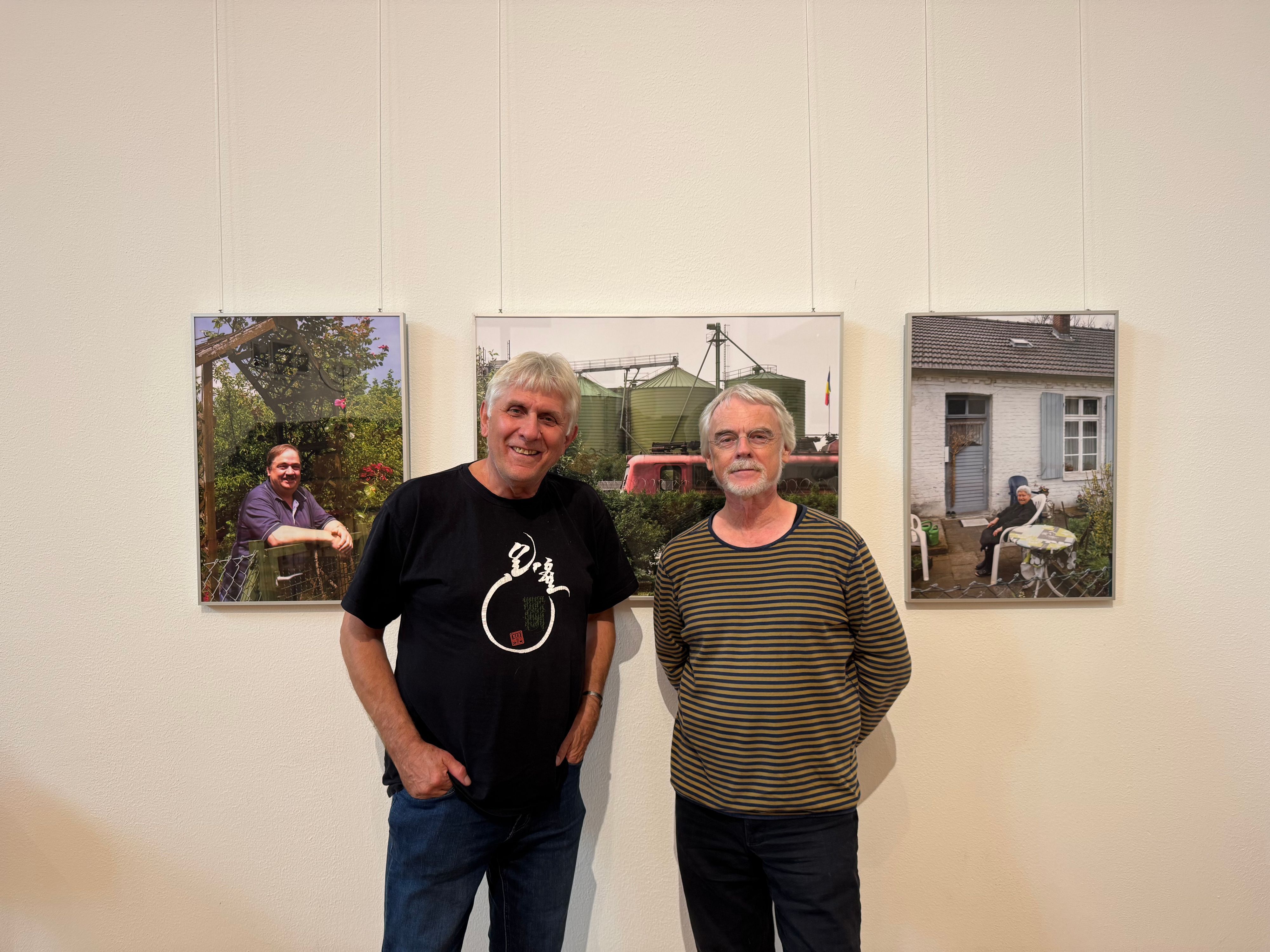 Die Leverkusener Wolfgang Heep (l.) und Johannes Seibt präsentieren ausgewählte Fotos zum Thema „Heimatgefühle“.