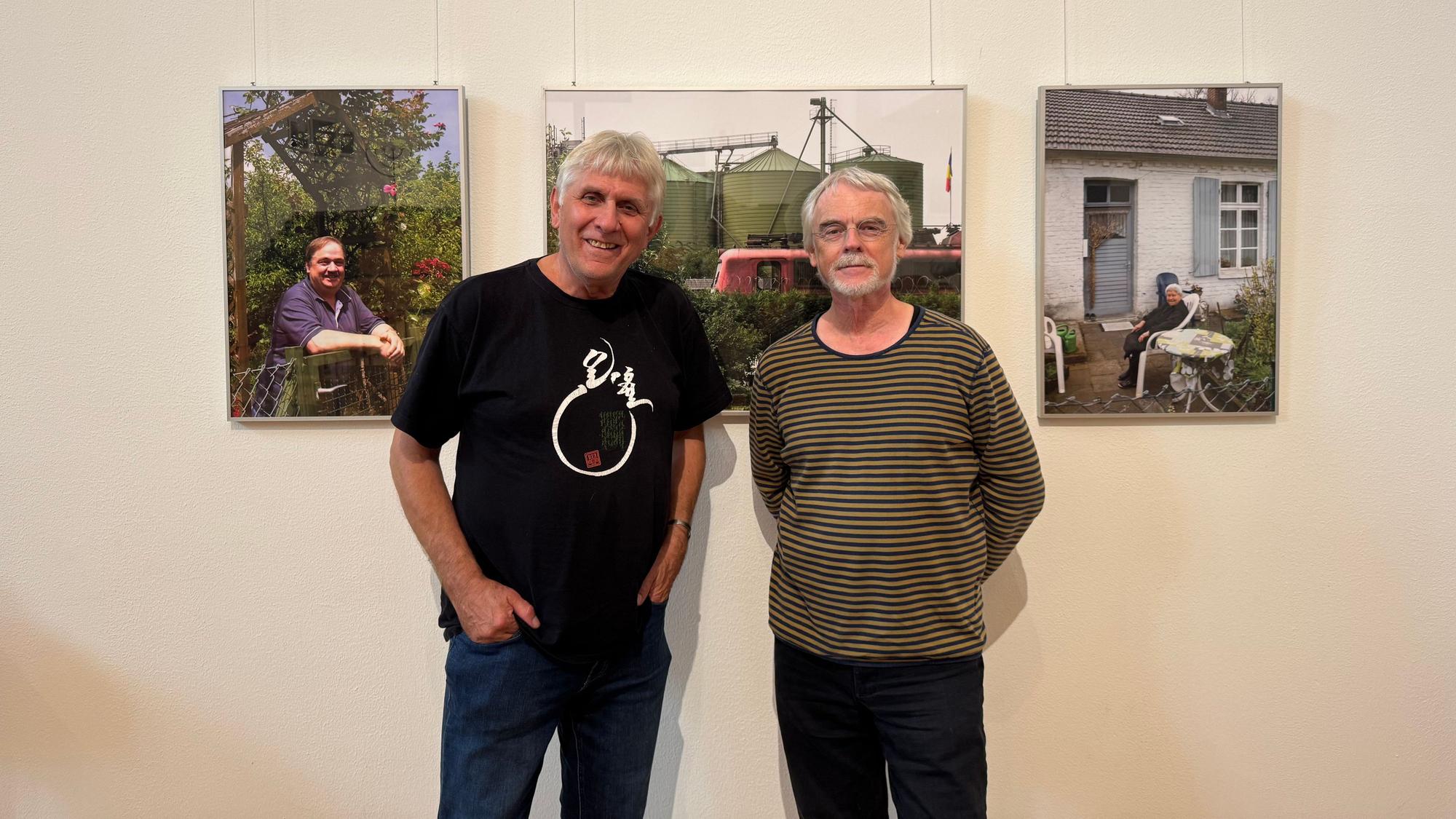 Die Leverkusener Wolfgang Heep (l.) und Johannes Seibt präsentieren ausgewählte Fotos zum Thema „Heimatgefühle“.