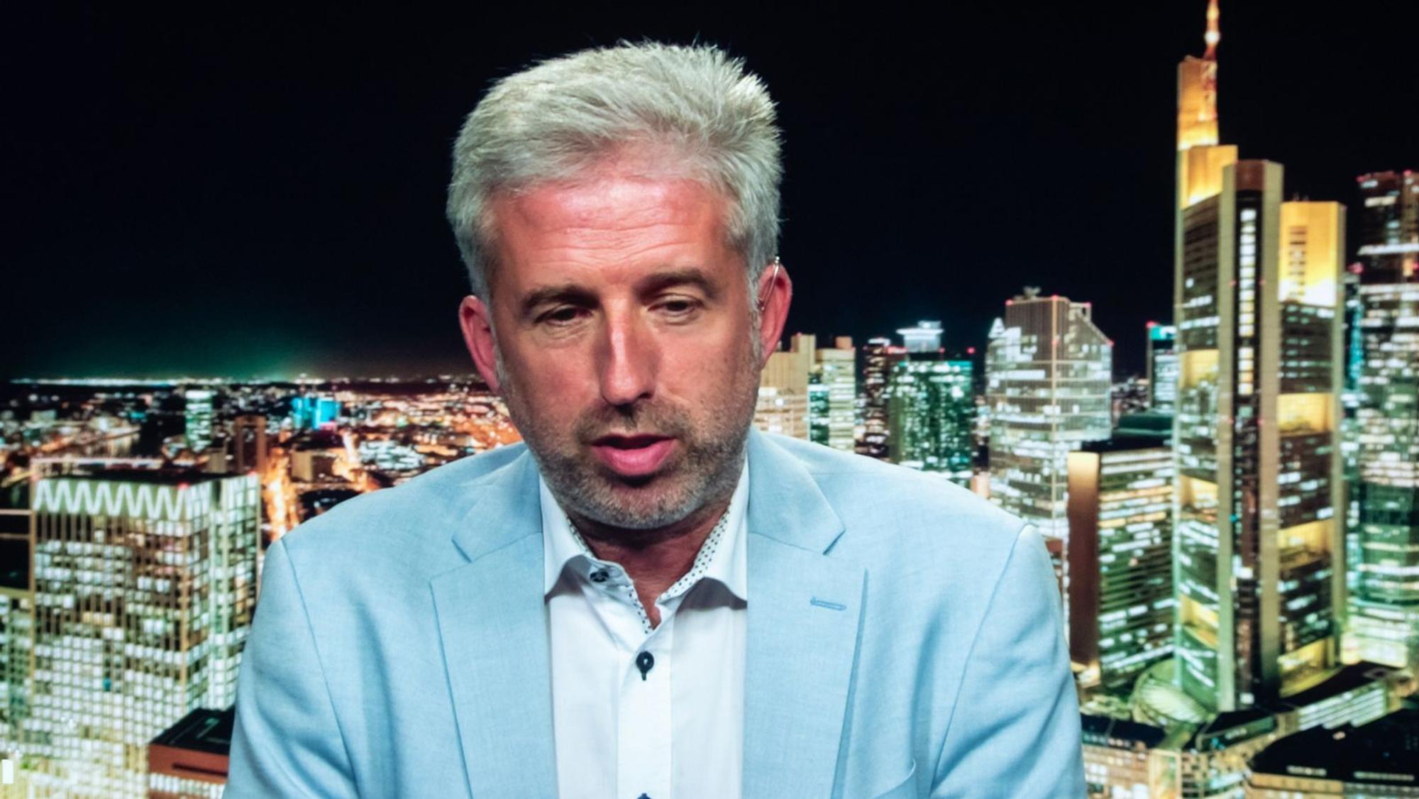 „Vielleicht ist es auch gut, mal zu sagen, dass der Kanzler was Gutes getan hat.“ Tübingens Oberbürgermeister Boris Palmer lobte die Lockerung der Schuldenbremse, die eine Rettung für Städte und Kommunen gewesen sei. Zudem riet er, dass es „keine bessere Lösung gibt, als sich den Sachfragen zuzuwenden“. (Bild: ZDF/Jule Roehr )