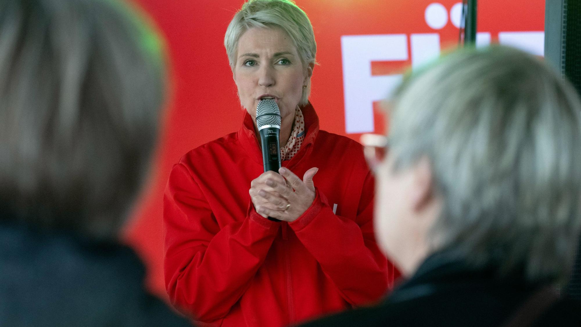 Manuela Schwesig (M, SPD), Ministerpräsidentin von Mecklenburg-Vorpommern und Spitzenkandidatin für die Landtagswahl, spricht bei einem Frauenabend im Rahmen des Wahlkampfes. In Mecklenburg-Vorpommern wird am 20.09.2026 ein neues Landesparlament gewählt.