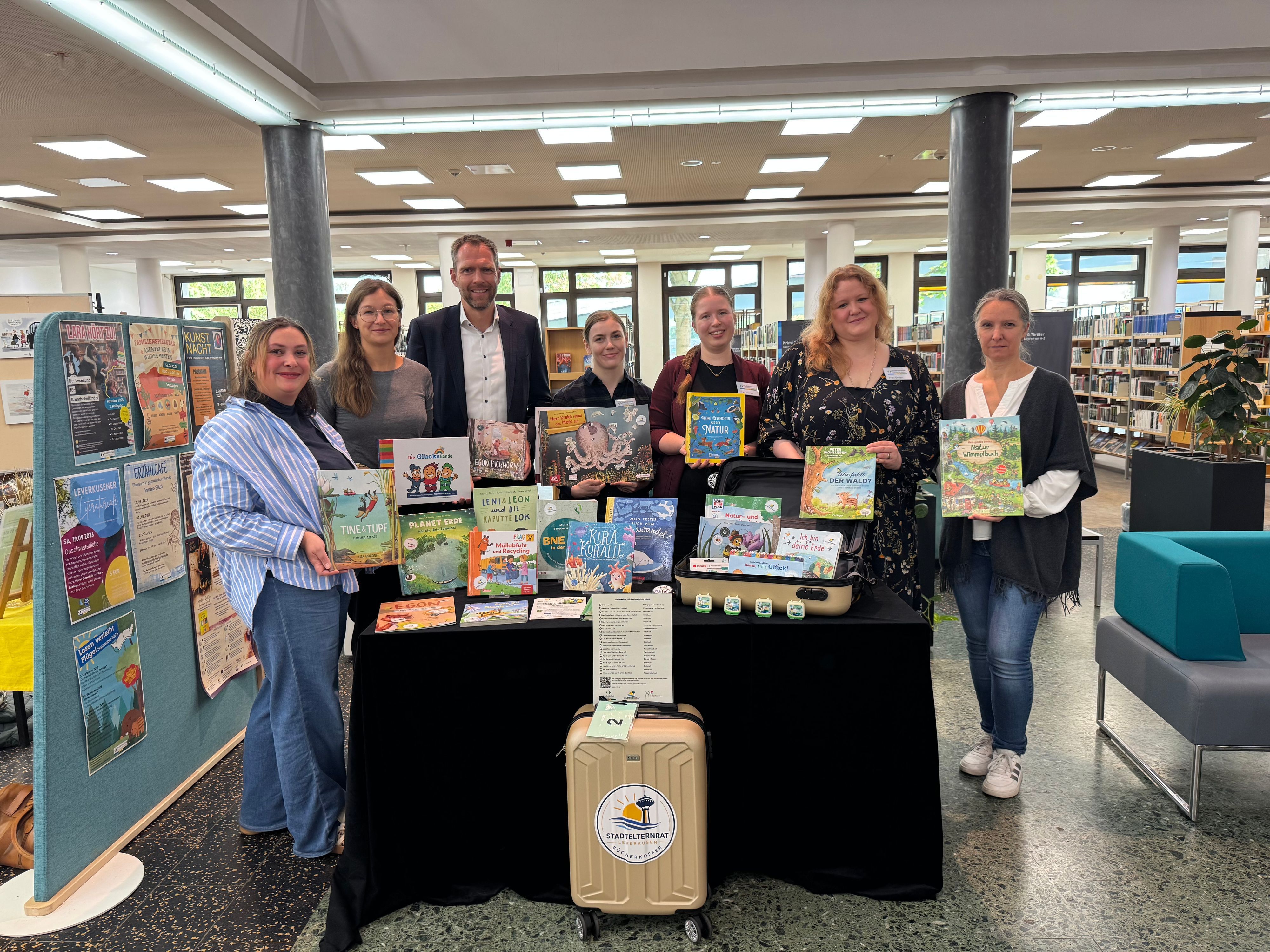 Anja Brandl (l., Stadtelternrat), Miriam Rolwes (Stadtelternrat), Manuel Bast, (Bürgerstiftung), Johanna Meyer (Stadtbibliothek), Cassandra Hennes (Stadtbibliothek), Tanja Grojer (Stadtbibliothek) und Nicole Rastbichler, (Fachbereich Kinder und Jugend) haben das Projekt gemeinsam entwickelt und umgesetzt.
