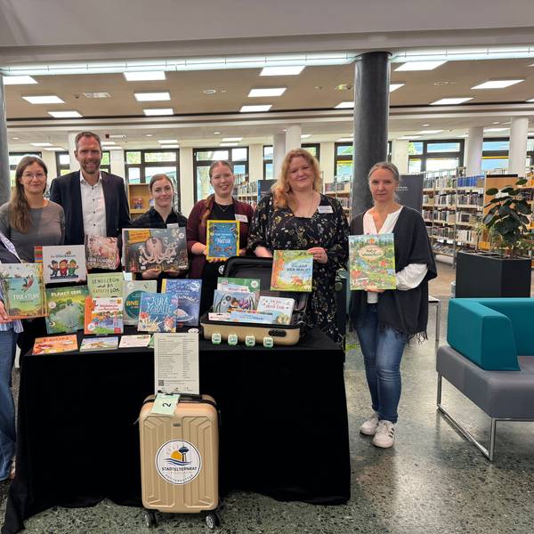Anja Brandl (l., Stadtelternrat), Miriam Rolwes (Stadtelternrat), Manuel Bast, (Bürgerstiftung), Johanna Meyer (Stadtbibliothek), Cassandra Hennes (Stadtbibliothek), Tanja Grojer (Stadtbibliothek) und Nicole Rastbichler, (Fachbereich Kinder und Jugend) haben das Projekt gemeinsam entwickelt und umgesetzt.