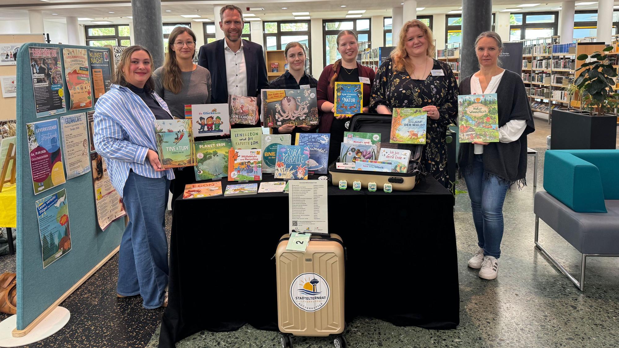 Anja Brandl (l., Stadtelternrat), Miriam Rolwes (Stadtelternrat), Manuel Bast, (Bürgerstiftung), Johanna Meyer (Stadtbibliothek), Cassandra Hennes (Stadtbibliothek), Tanja Grojer (Stadtbibliothek) und Nicole Rastbichler, (Fachbereich Kinder und Jugend) haben das Projekt gemeinsam entwickelt und umgesetzt.