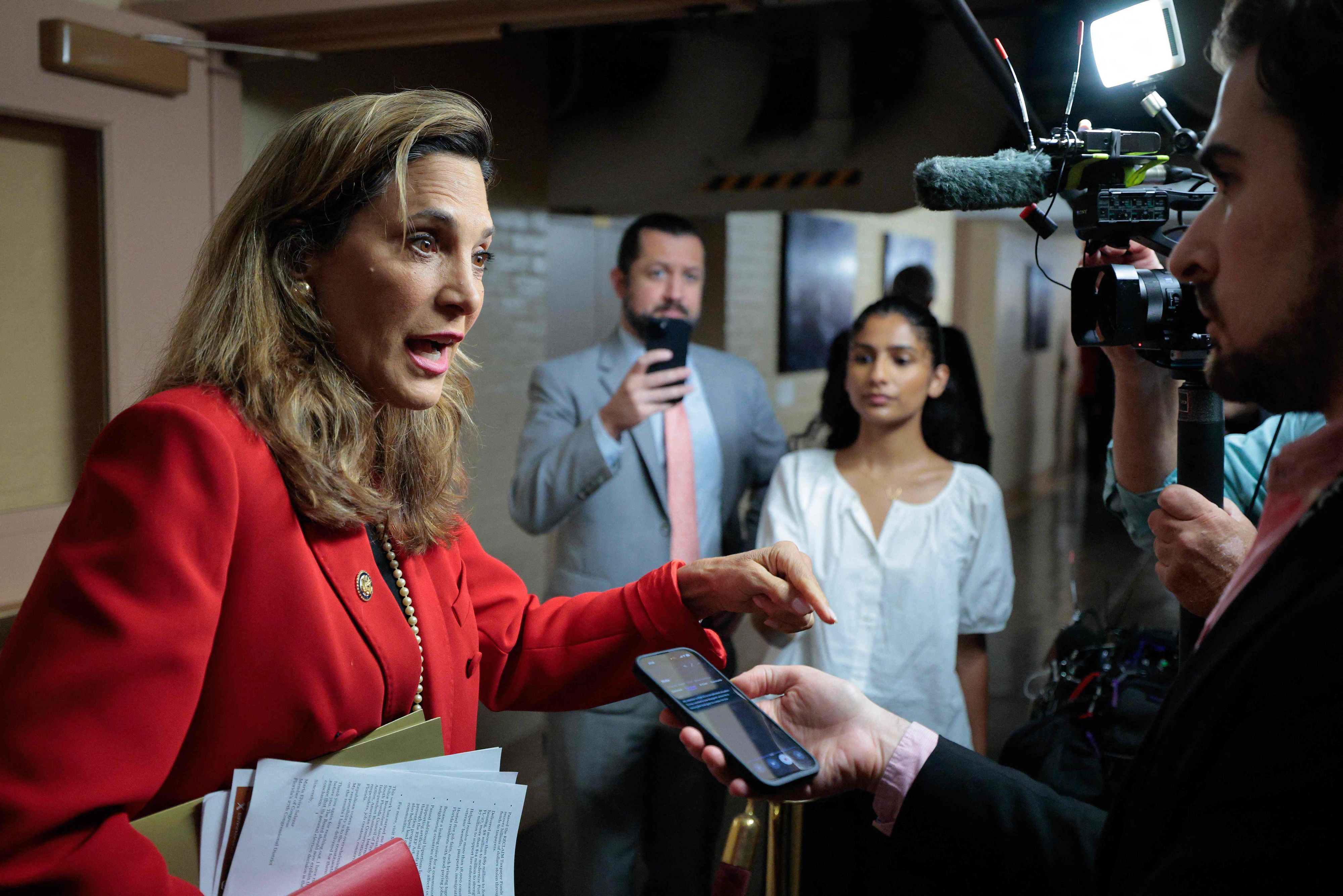 Maria Elvira Salazar (Republikaner) spricht mit Reportern im Capitol. (Archivbild)