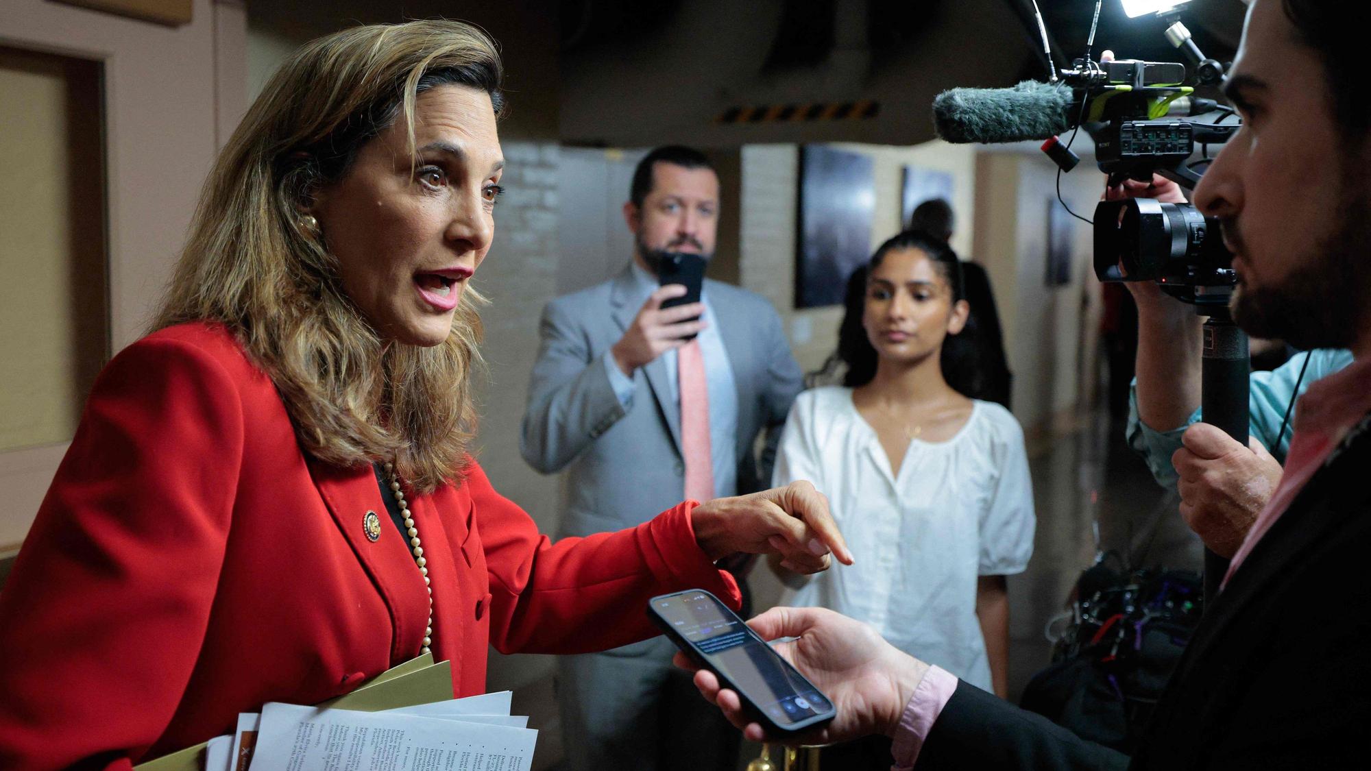 Maria Elvira Salazar (Republikaner) spricht mit Reportern im Capitol. (Archivbild)