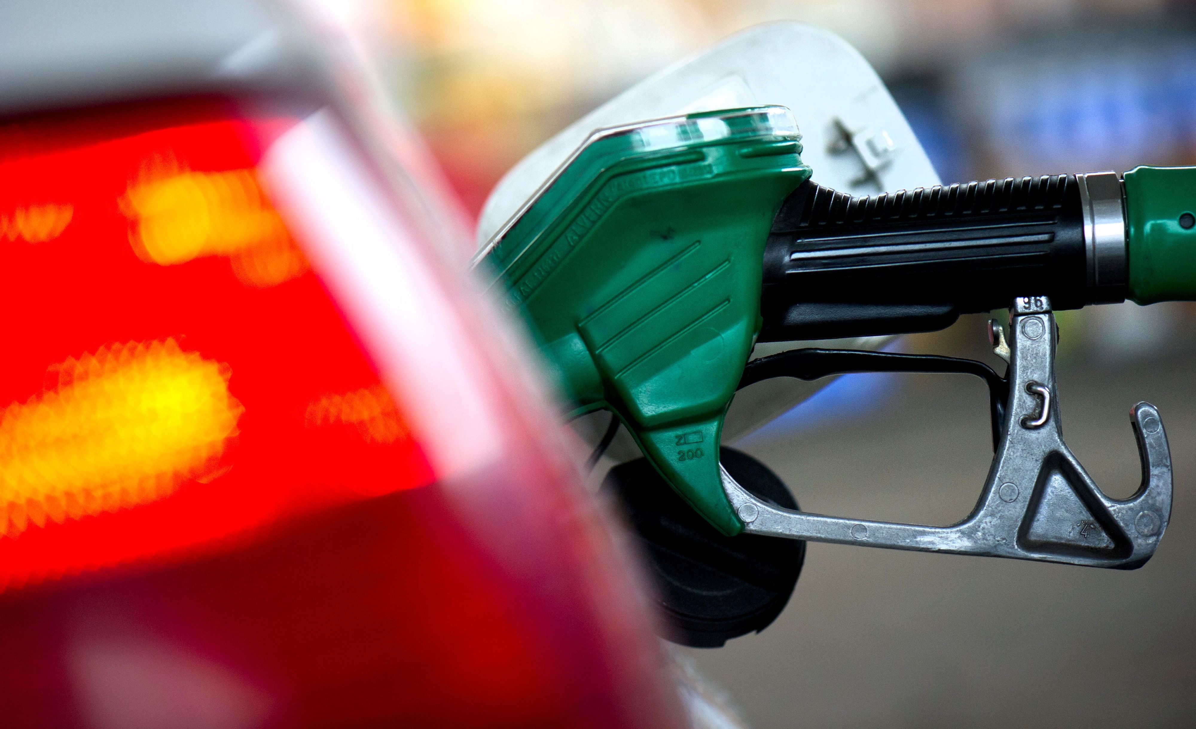 An einer Tankstelle steckt ein Zapfstutzen einer Zapfsäule im Tank eines Autos. (Archivbild)