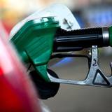 An einer Tankstelle steckt ein Zapfstutzen einer Zapfsäule im Tank eines Autos. (Archivbild)