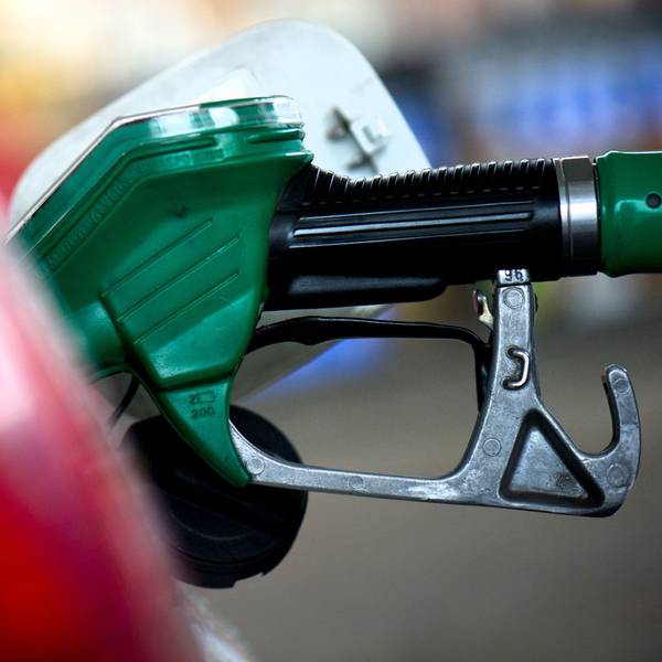 An einer Tankstelle steckt ein Zapfstutzen einer Zapfsäule im Tank eines Autos. (Archivbild)