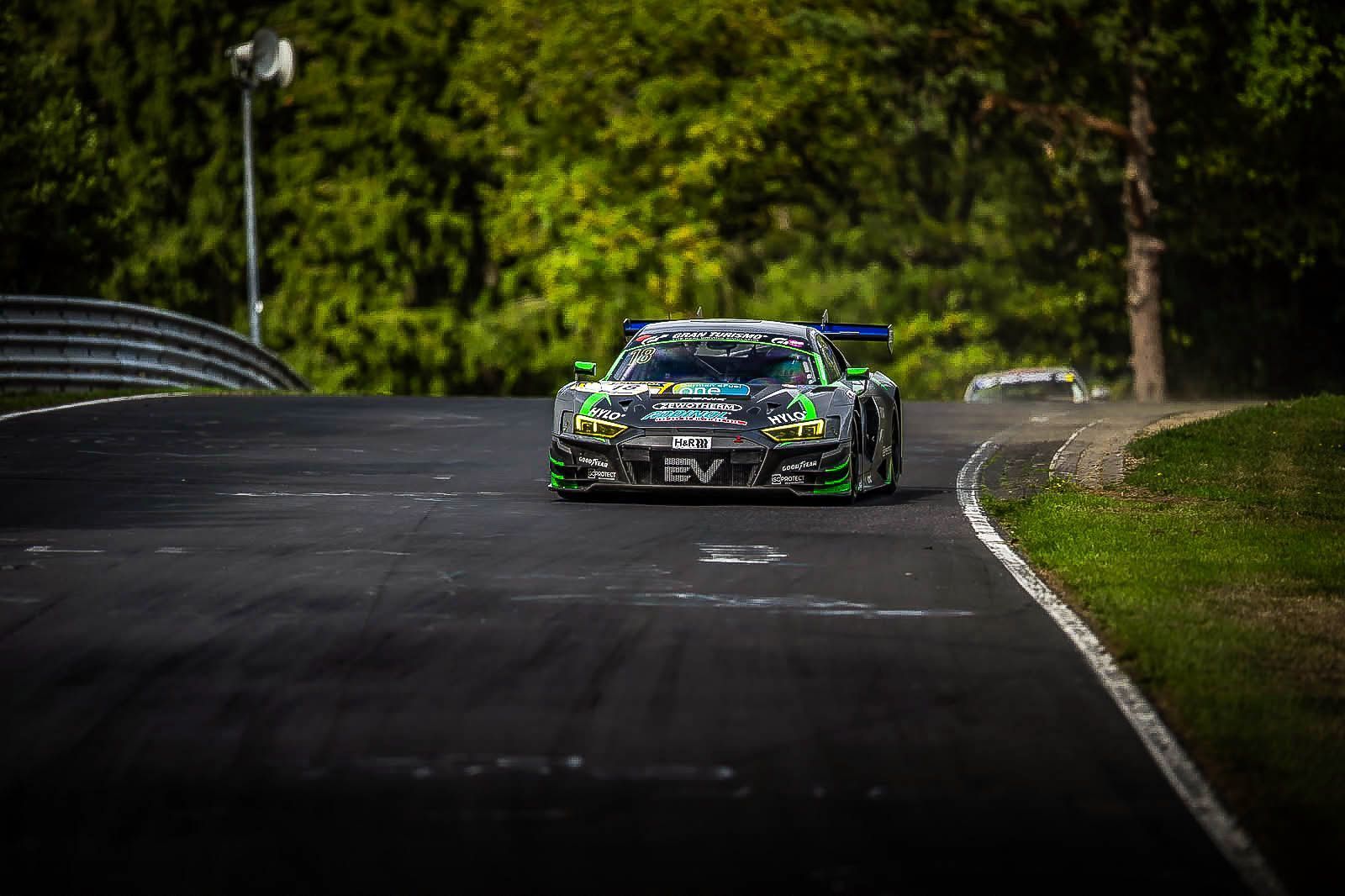 Der Wagen von Carrie Schreiner ist auf dem Nürburgring unterwegs.